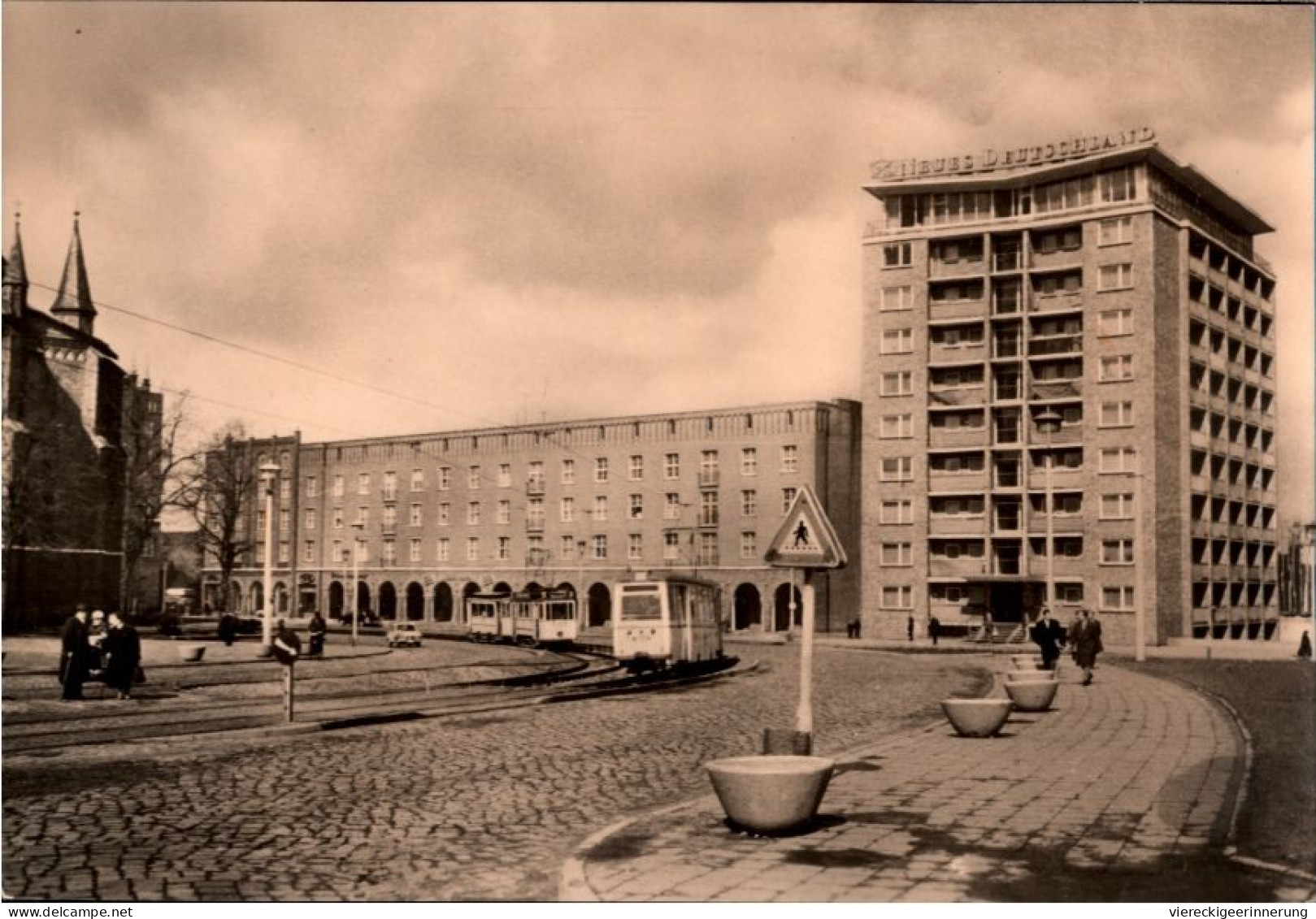 ! DDR S/w Ansichtskarte Rostock, Ernst Thälmann Platz, Straßenbahn, Tram - Rostock