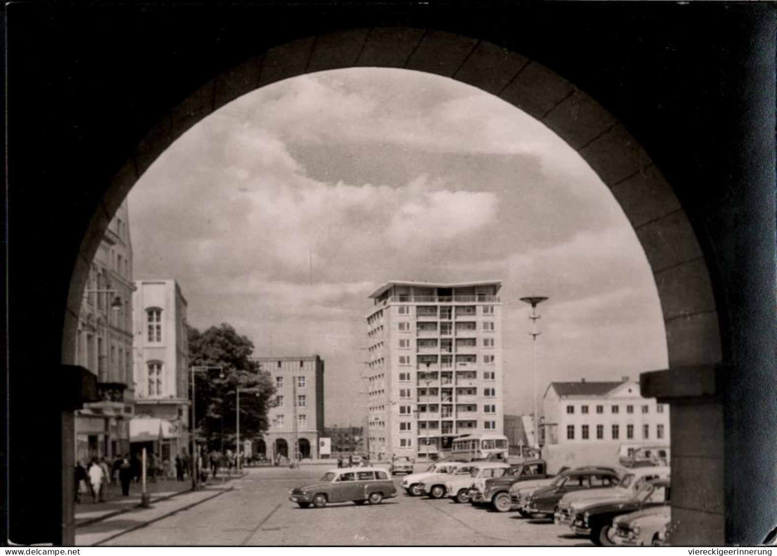 ! DDR S/w Ansichtskarte Rostock, Ernst Thälmann Platz, Autos - Rostock