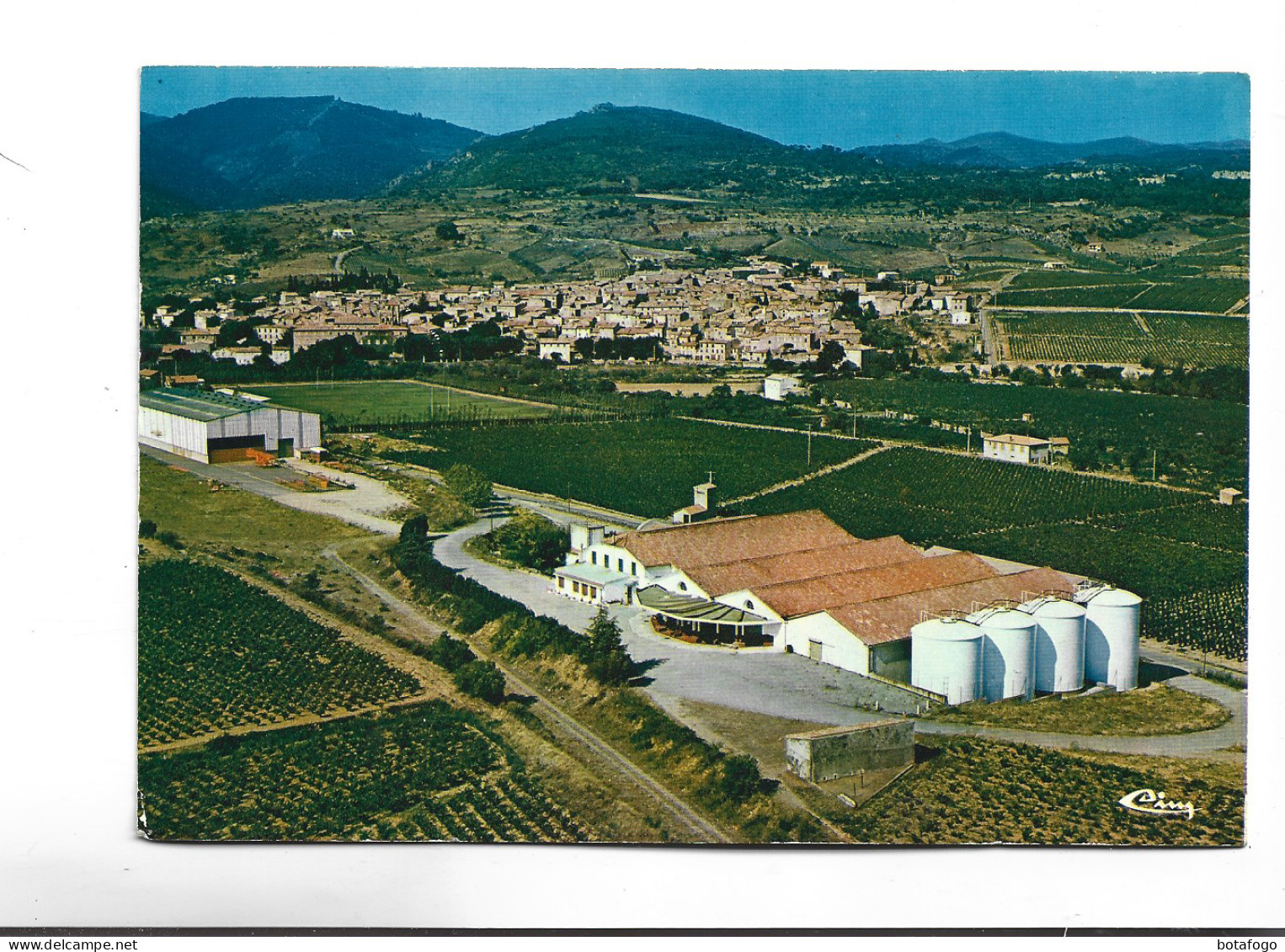 CPM   DPT 11   CAUNES MINERVOIS , CAVE COOPERATIVE, VUE AERIENNE - Capendu