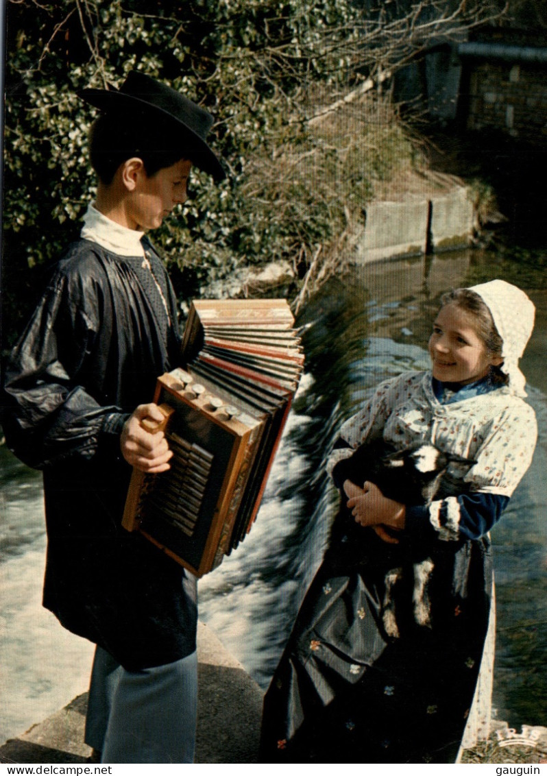 CPM - Folklore Du POITOU - Enfants En Costumes MOTHAIS (accordéoniste) - Edition CAP Théojac - La Mothe Saint Heray