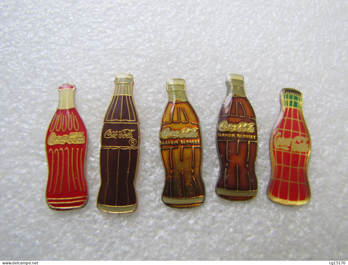 PIN'S   LOT 5 BOUTEILLES COCA COLA  Différentes - Coca-Cola