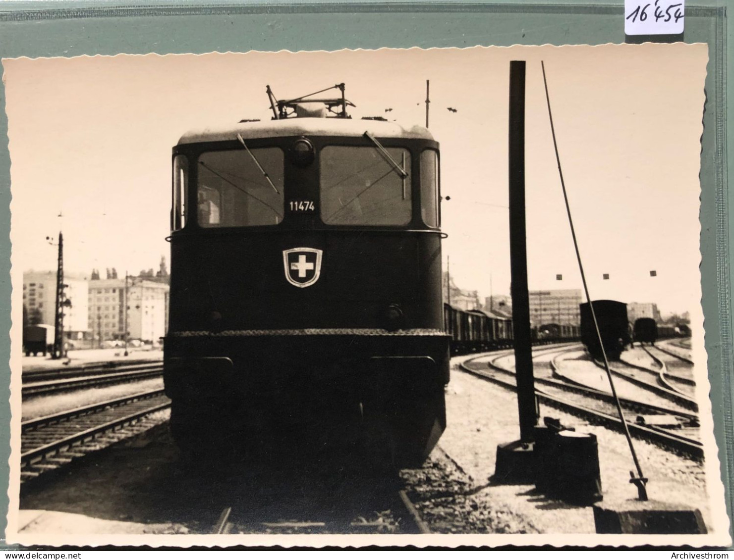 Renens - Voies Avec Avant De Locomotive CFF - Suite Du Train à Dte, Immeubles à G. - Années 1950 (16'454) - Renens