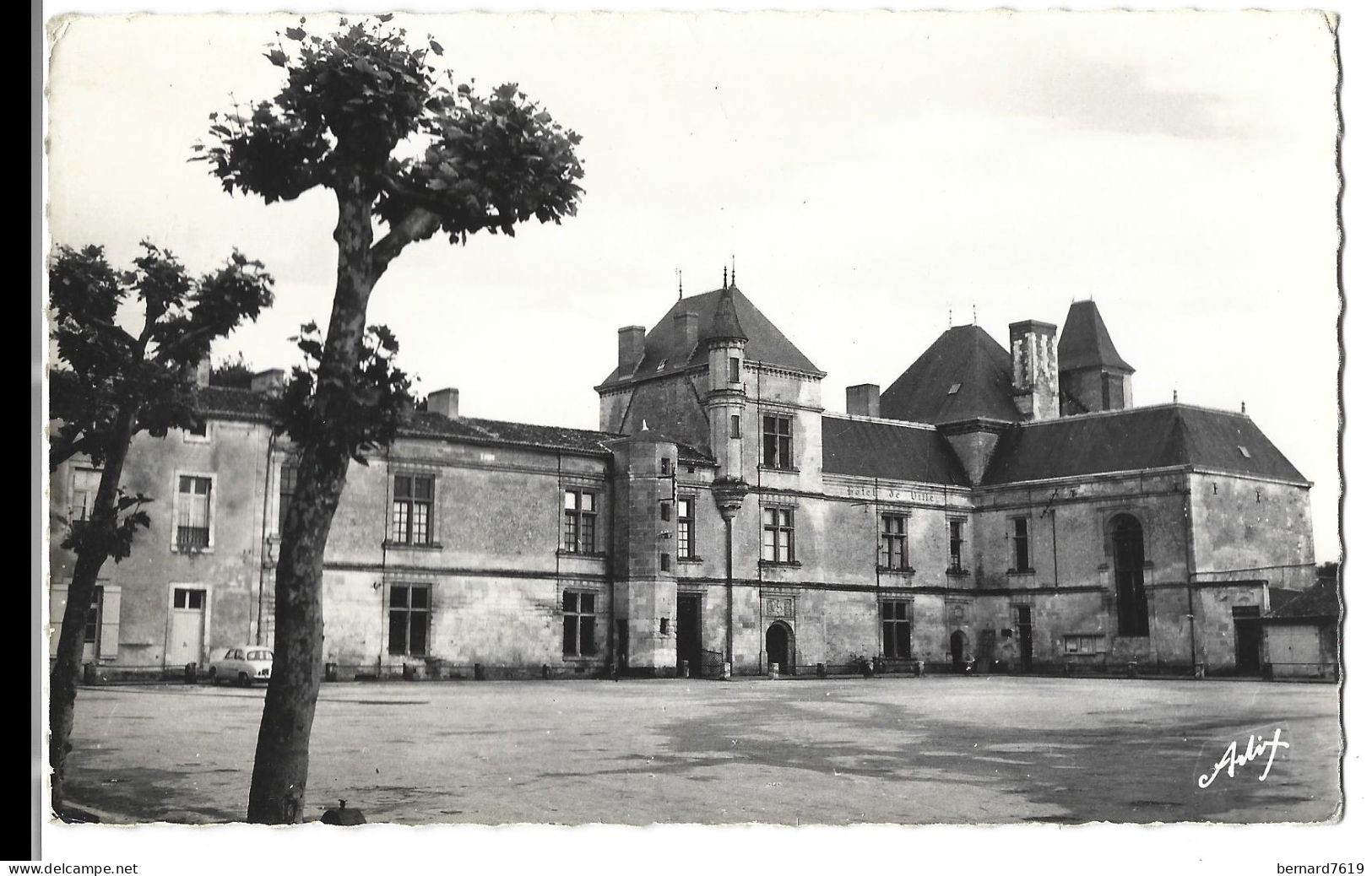 79 Coulonges  Sur L'autize - Le Chateau Devenu Hotel De Ville - Coulonges-sur-l'Autize