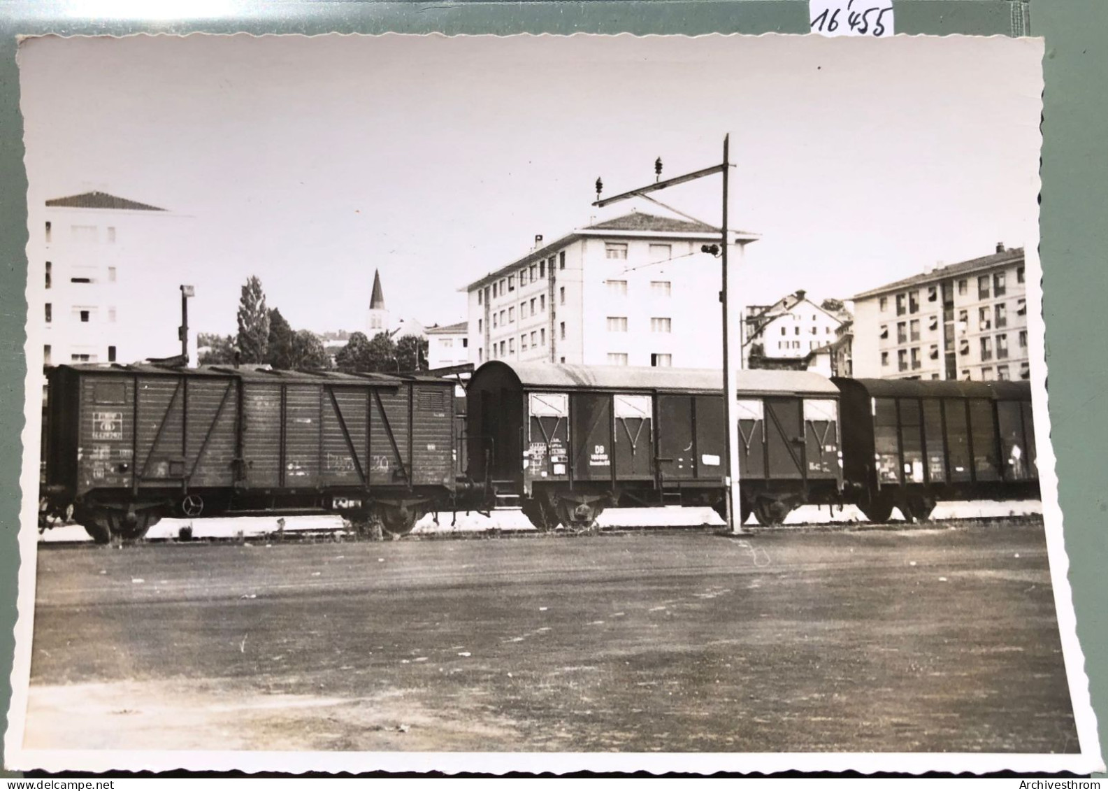 Renens - Devant Les Grands Immeubles Passent Les Wagons Du Train De Marchandises - Années 1950 (16'455) - Renens