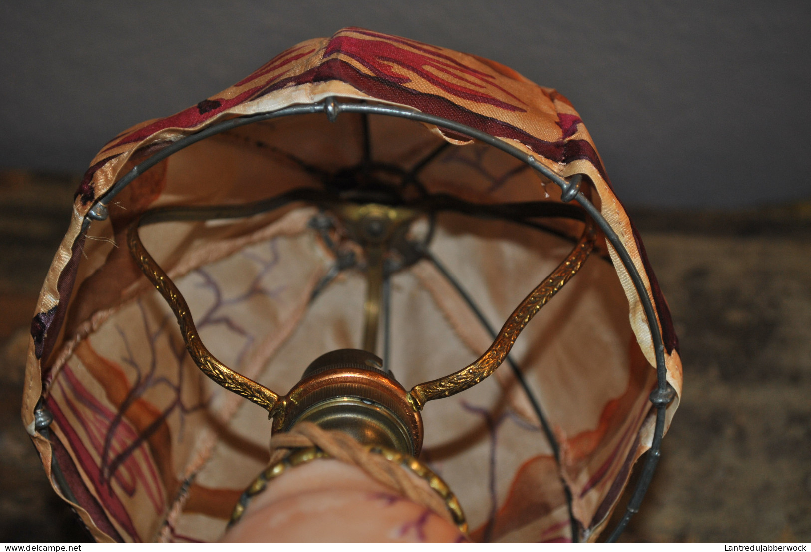 Lampe de bureau d'appoint Art Nouveau verre opalin dégagé à l'acide signée GAUTHIER abat-jour assorti en tissu - émaillé