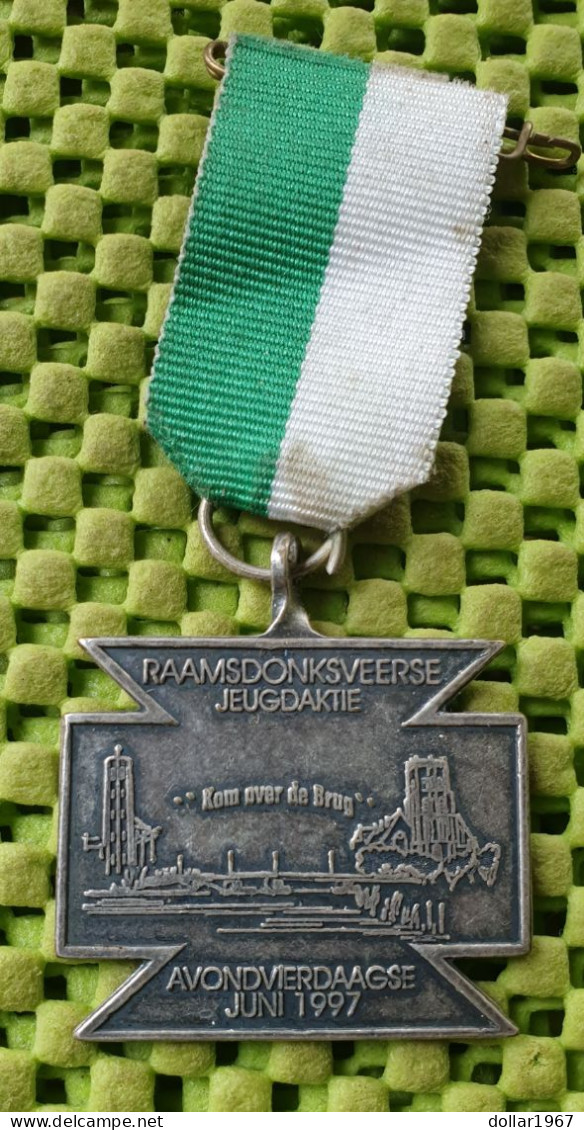 Medaile :   Avondvierdaagse Raamsdonksveer , Juni 1997 . -  Original Foto  !!  Medallion  Dutch - Autres & Non Classés