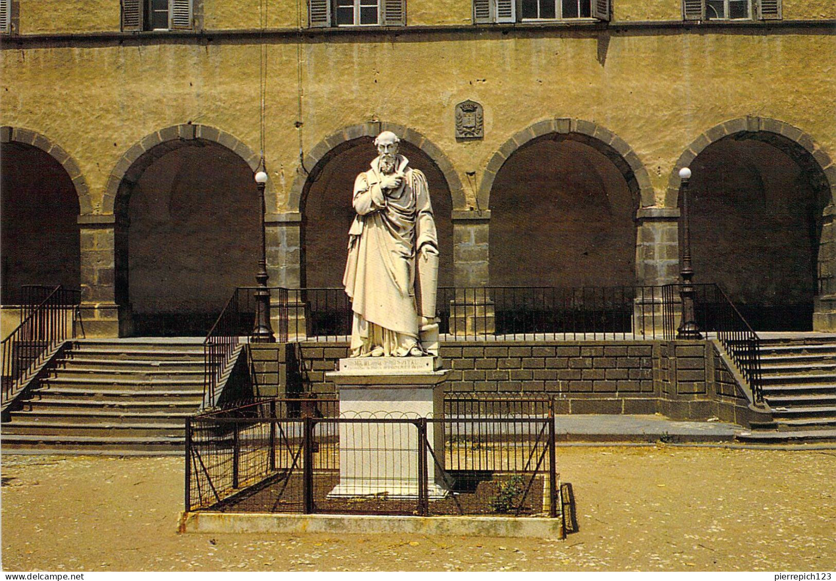 63 - Aigueperse - Cour De L'Hôtel De Ville Et Statue De Michel De L'Hôpital - Aigueperse