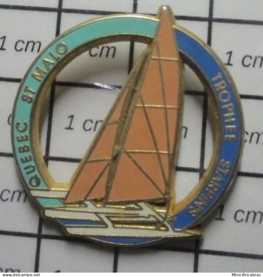 2120 Pin's Pins / Beau Et Rare / SPORTS / VOILE BATEAU VOILIER QUEBEC ST MALO TROPHEE STARPIN'S TRIMARAN - Zeilen