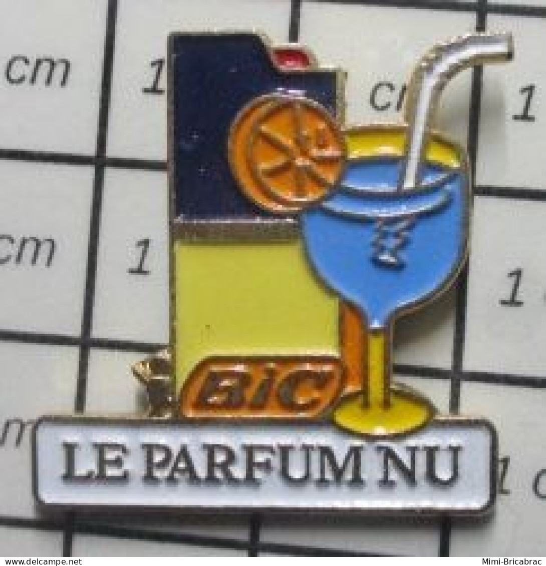 2120 Pin's Pins / Beau Et Rare /  PARFUMS / BRIQUET COCKTAIL. BLEU BIC LE PARFUM NU - Parfums