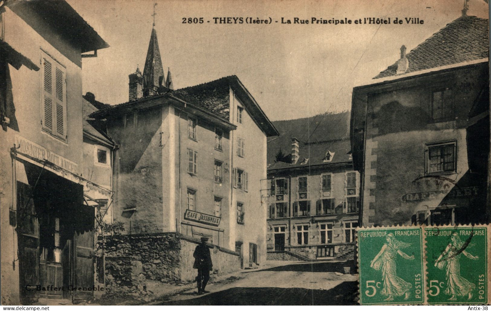 N53 - 38 - THEYS - Isère - La Rue Principale Et L'Hôtel De Ville - Theys