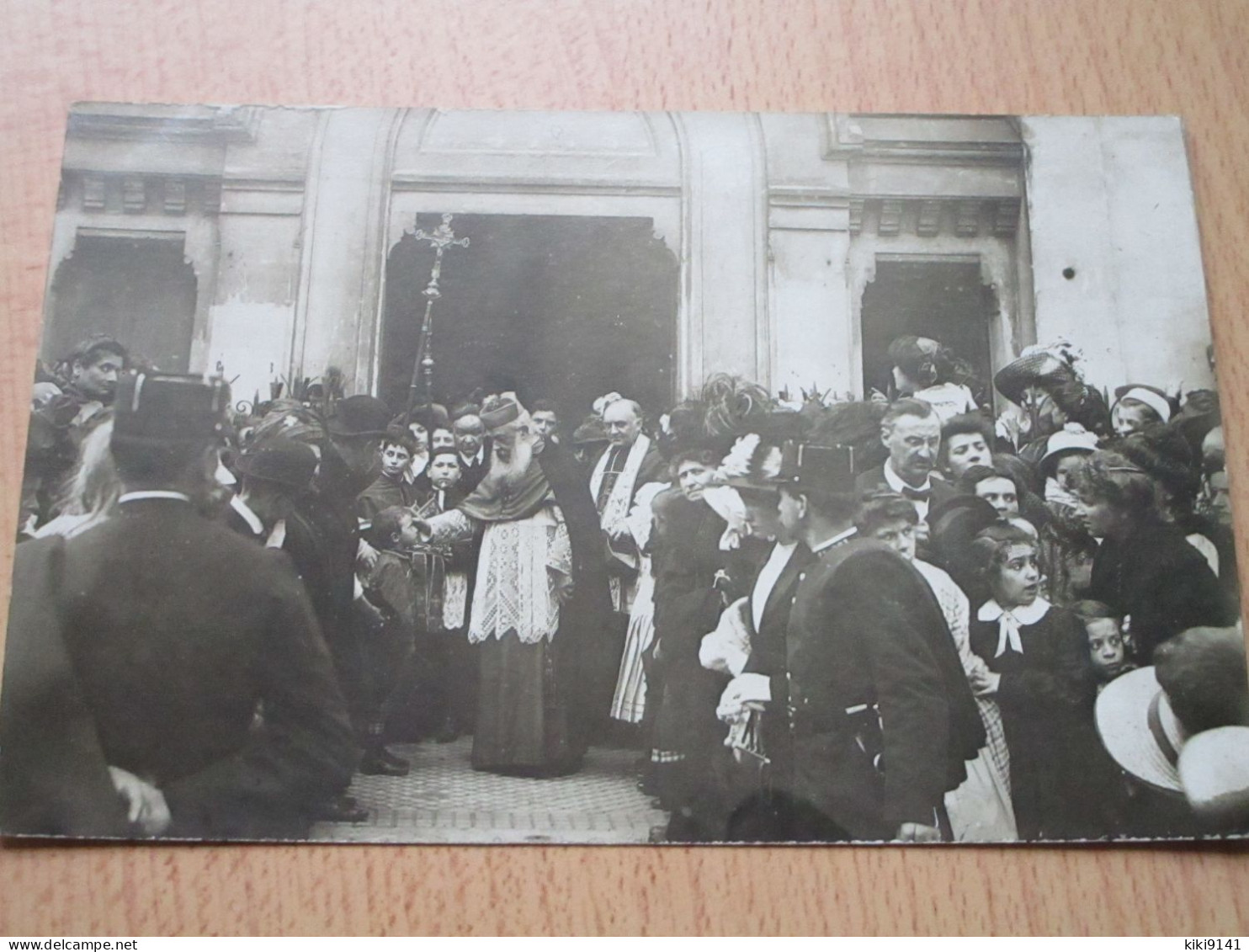 Cérémonie Religieuse à La Sortie De L'Église - Les Lilas