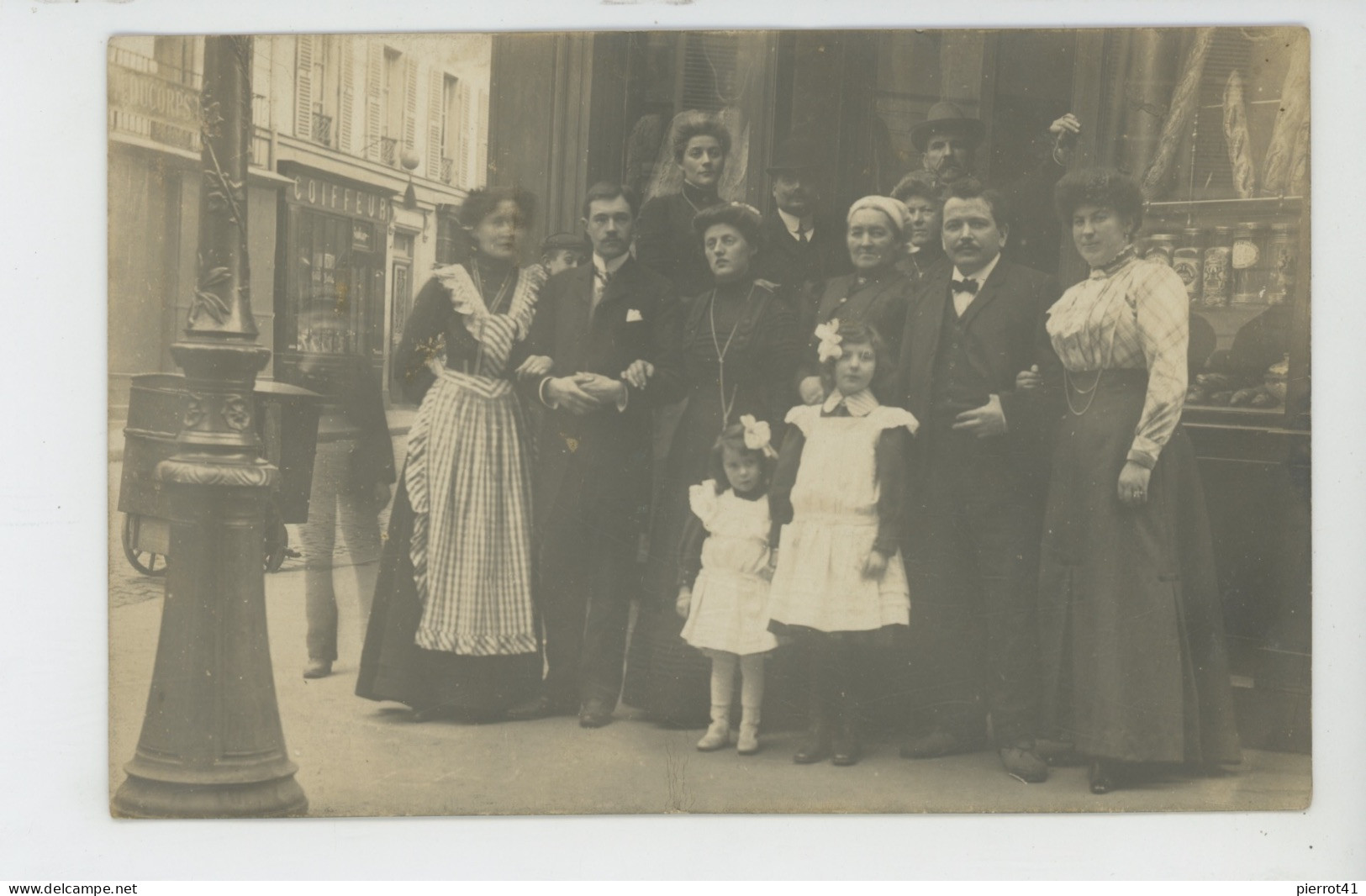 COMMERCE - MAGASINS - Carte Photo Famille De Boulangers Posant Avec Clients Devant BOULANGERIE Début XXème - Negozi