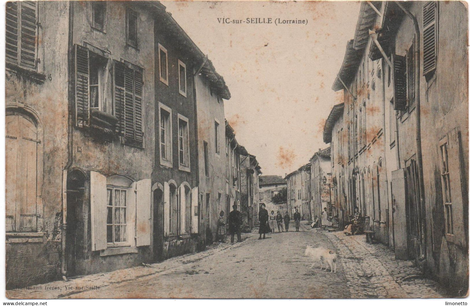 57- VIC Sur SEILLE - Une Rue De La Localité  - Ed Hermann      -CPA - Vic Sur Seille