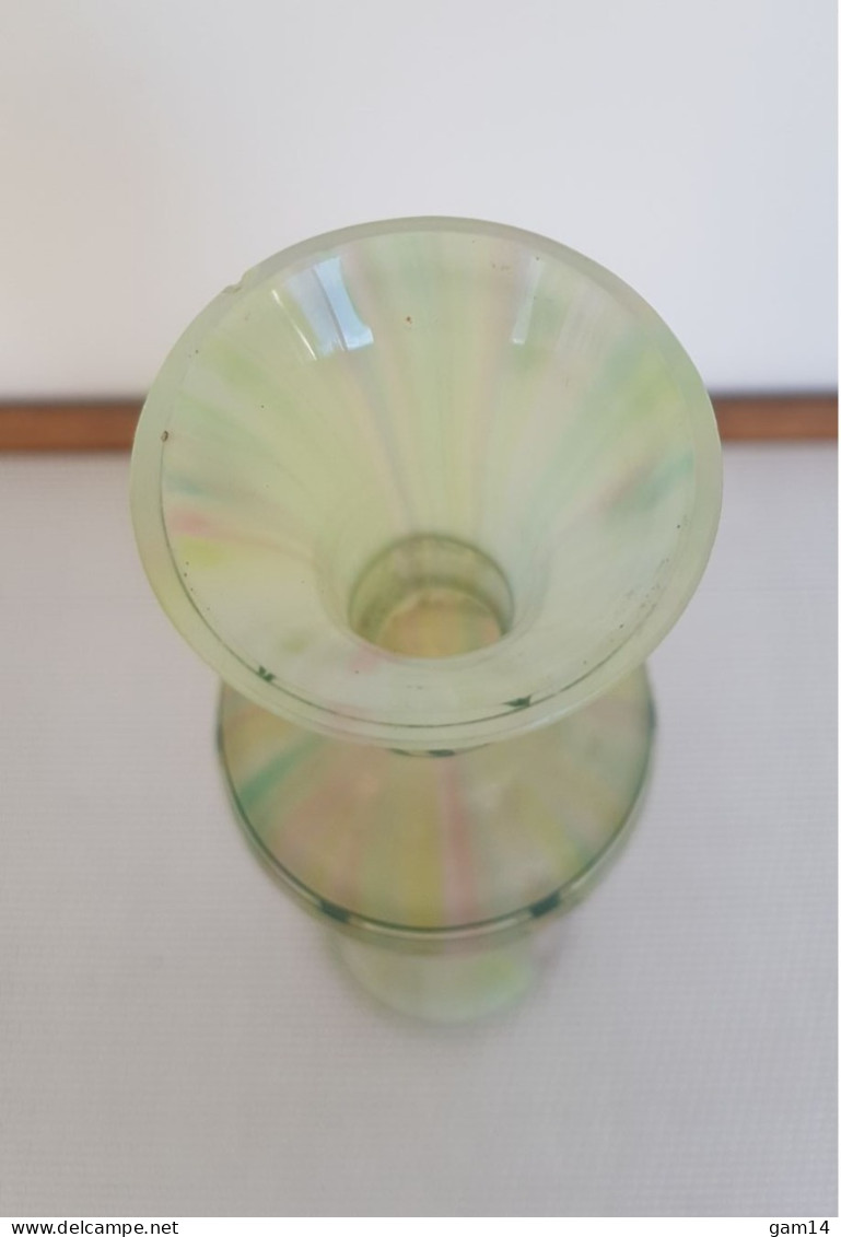 Vase en verre veiné aux multiples couleurs. Bel objet très ancien