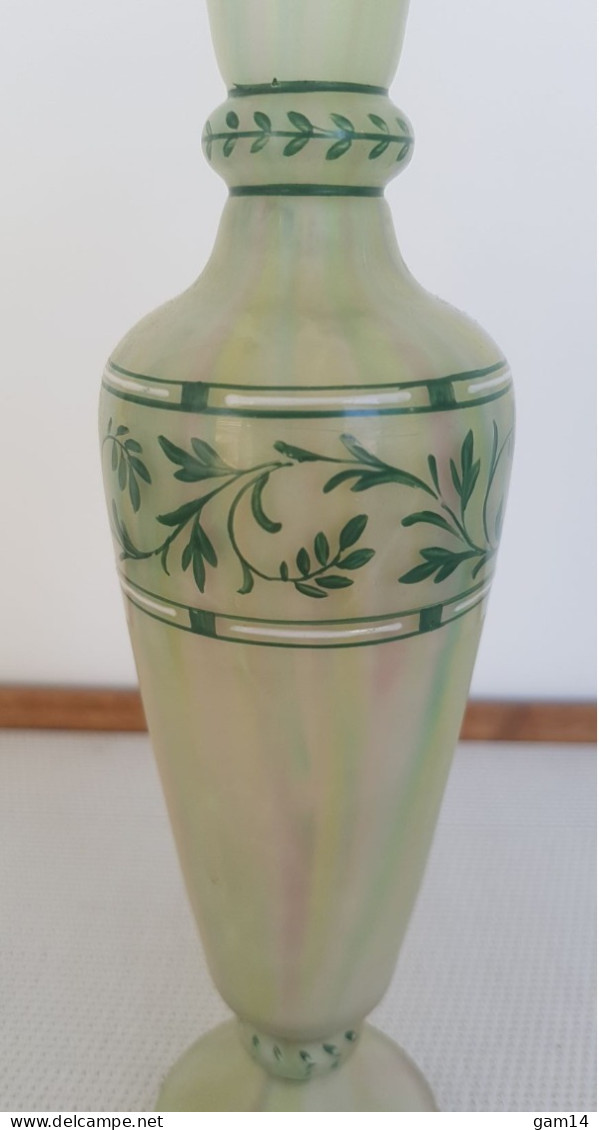 Vase en verre veiné aux multiples couleurs. Bel objet très ancien