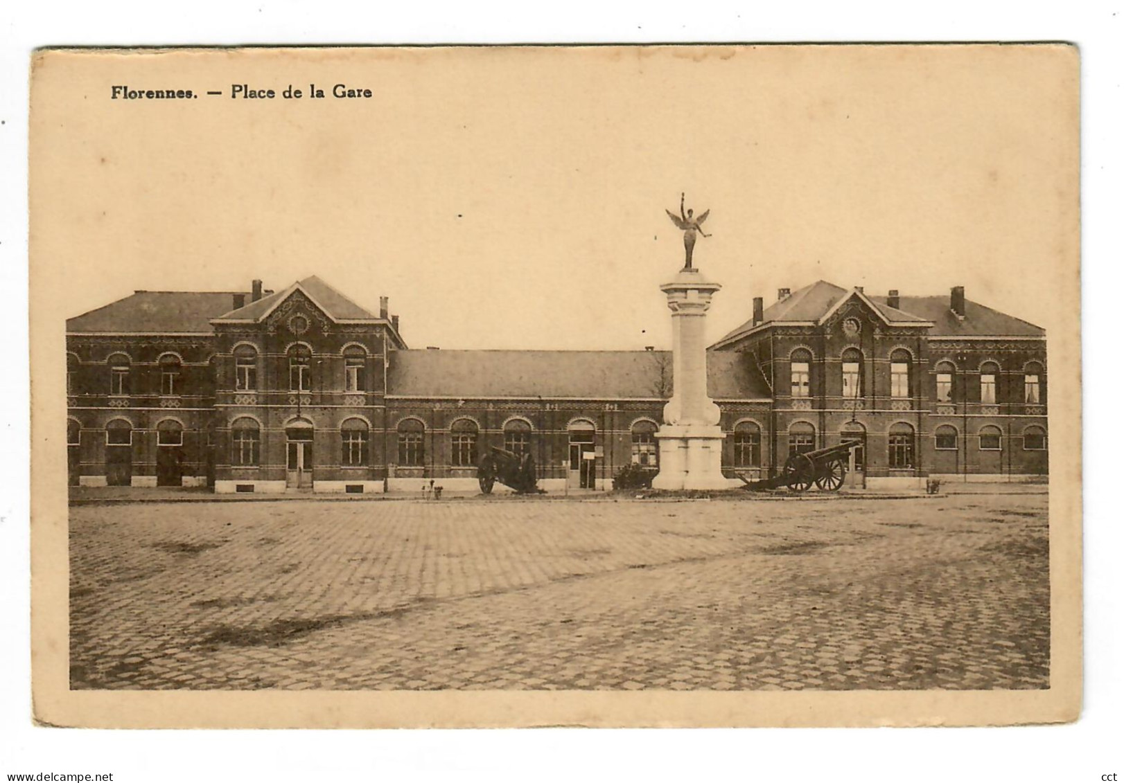 Florennes   Place De La Gare  (Station, Monument Et Canons) - Florennes