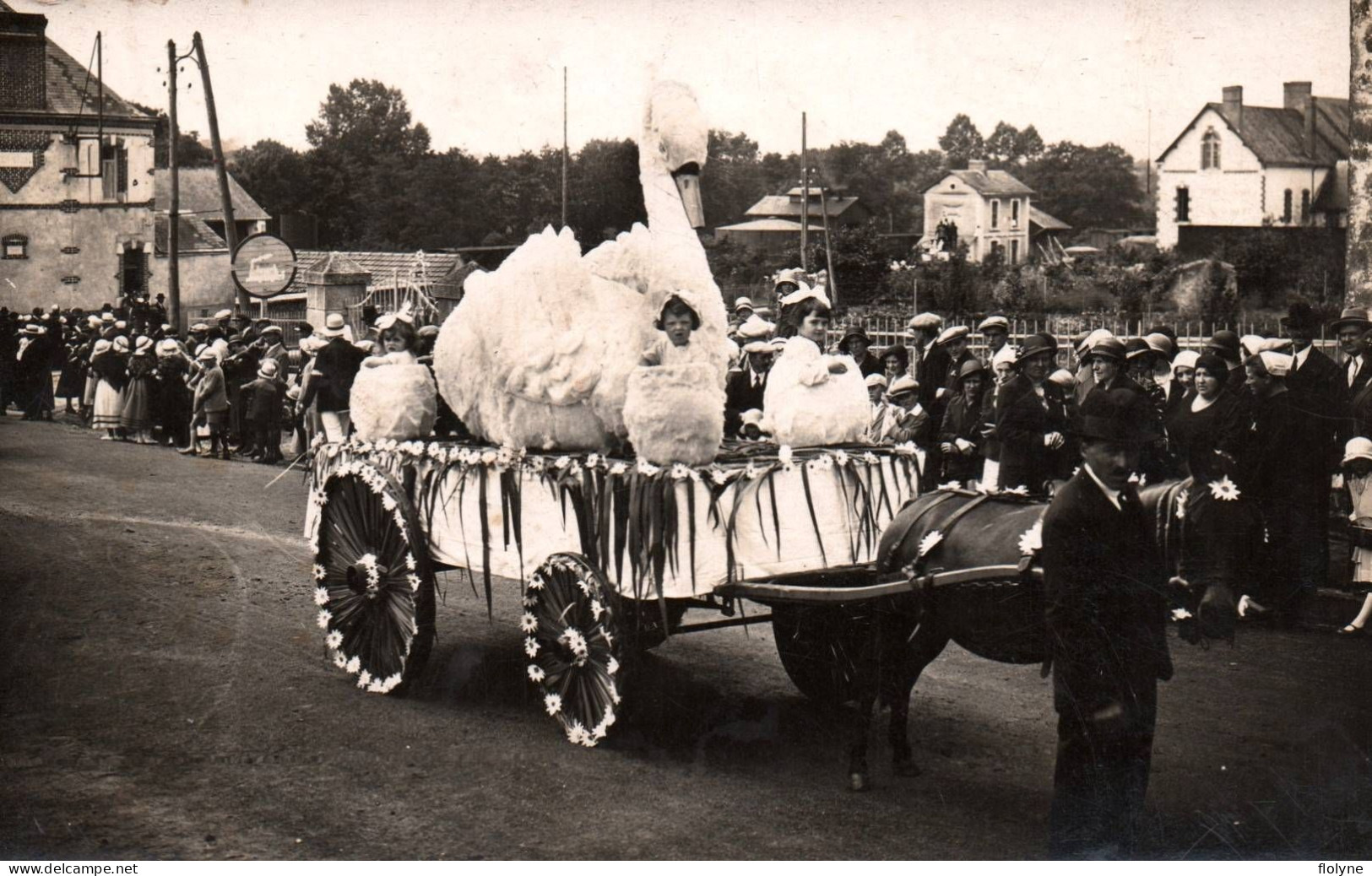 Legé - Carte Photo - Jour De Fête Défilé Carnaval Dans La Rue - Char Enfants - Legé