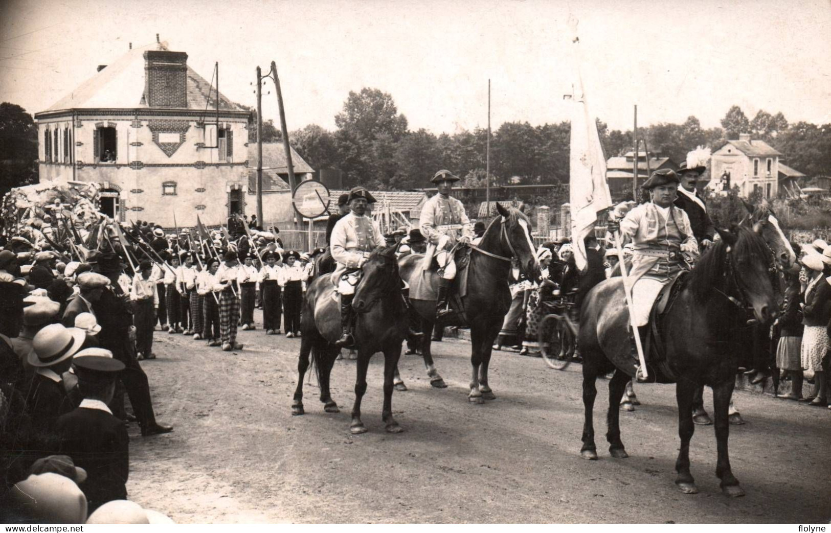 Legé - Carte Photo - Jour De Fête Défilé Carnaval Dans La Rue - Cavaliers Enfants - Legé