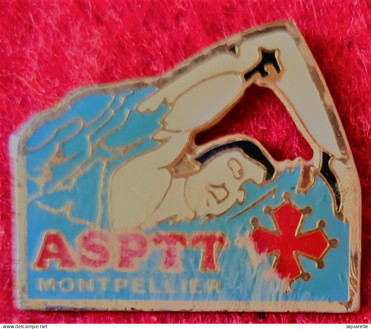 SUPER PIN'S La POSTE ASPTT MONTPELLIER, Epreuve NATATION, Format 2X2,5cm - Correo