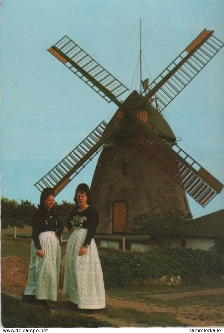 63317 - Amrum - Friesinnen Vor Dem Nebeler Mühlenmuseum - 1982 - Husum