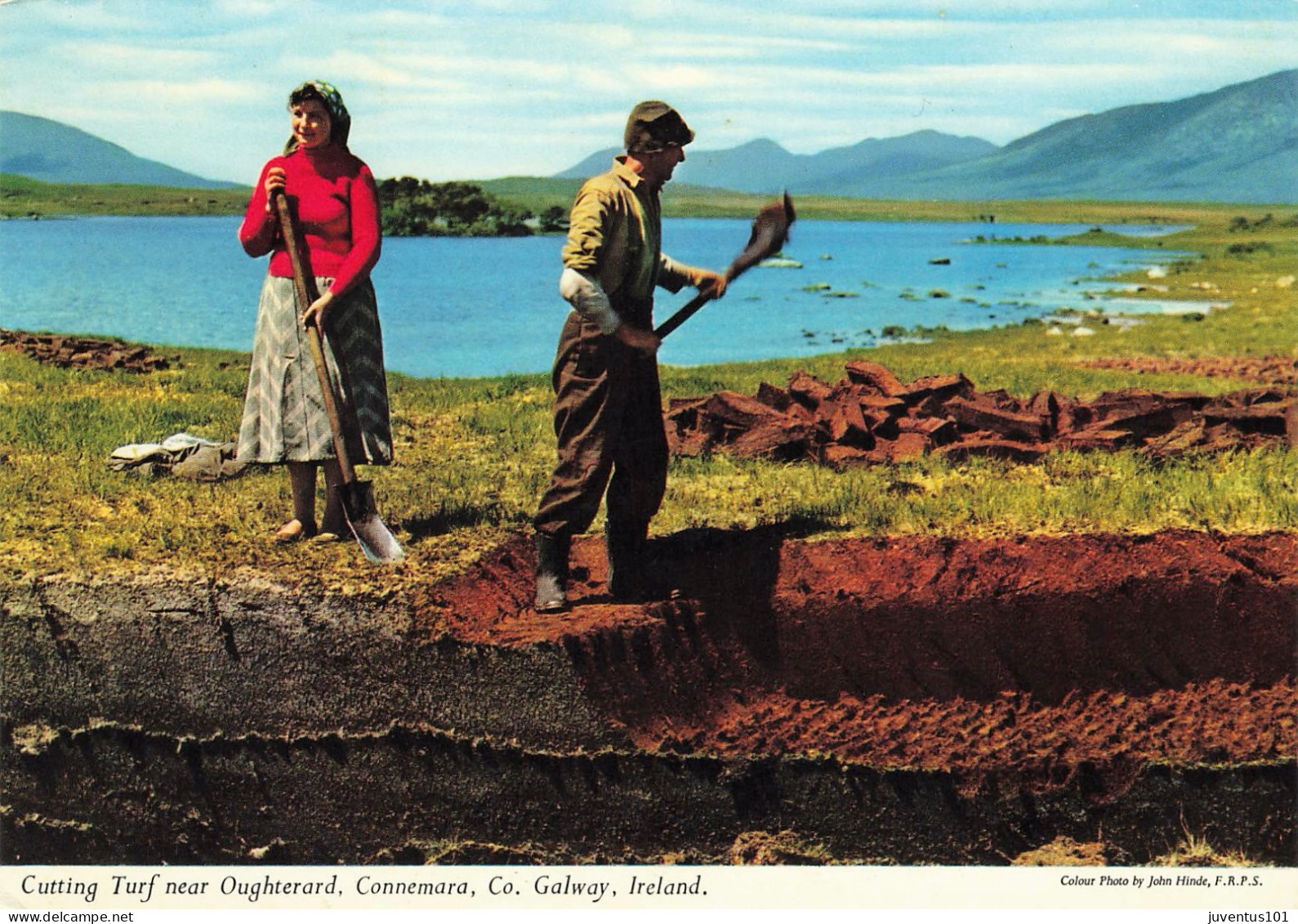 CPSM Cutting Turf Near Oughterard,Connemara   L2809 - Galway