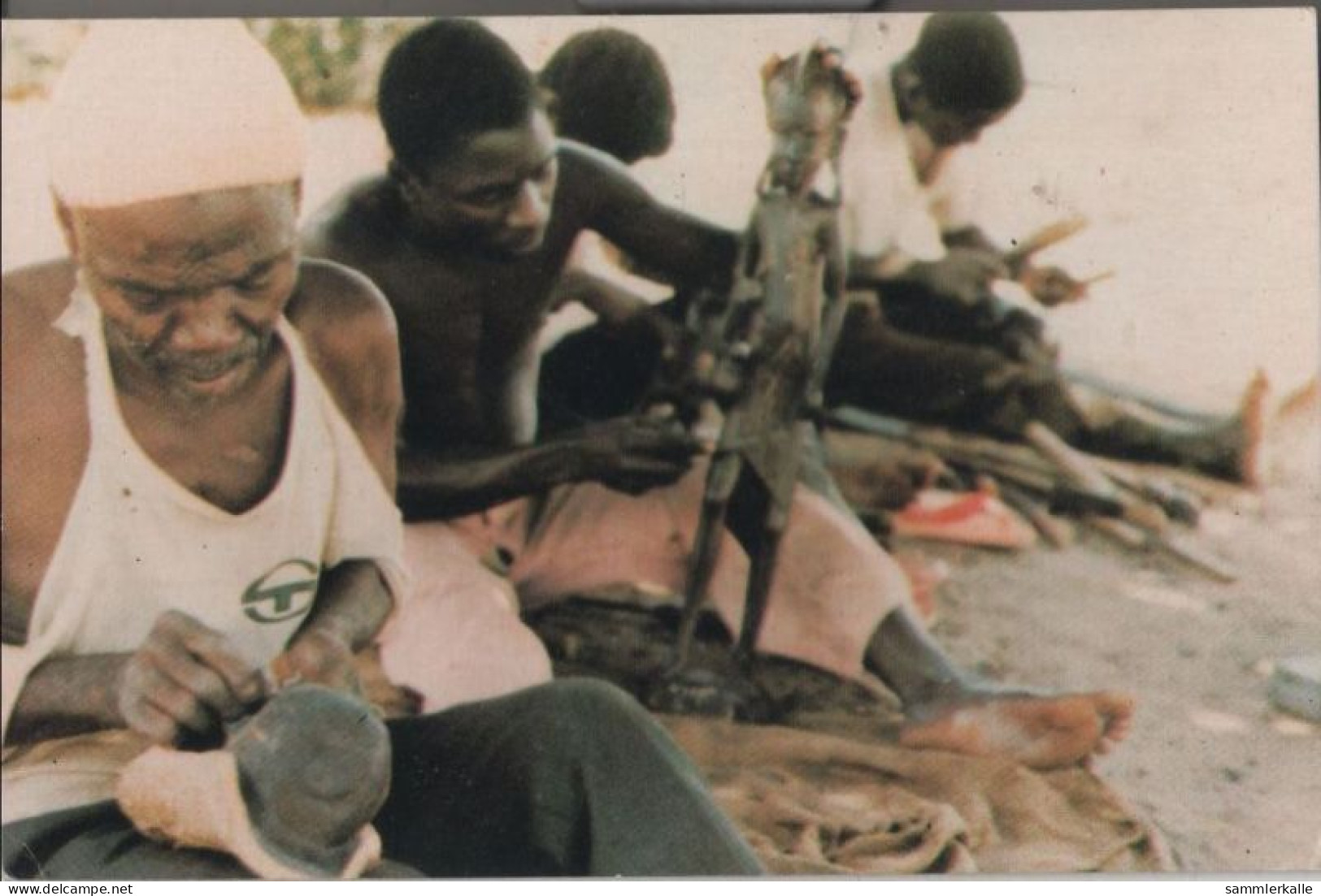 42412 - Tansania - Makonde Handcarvers At Work - 1978 - Tanzanía