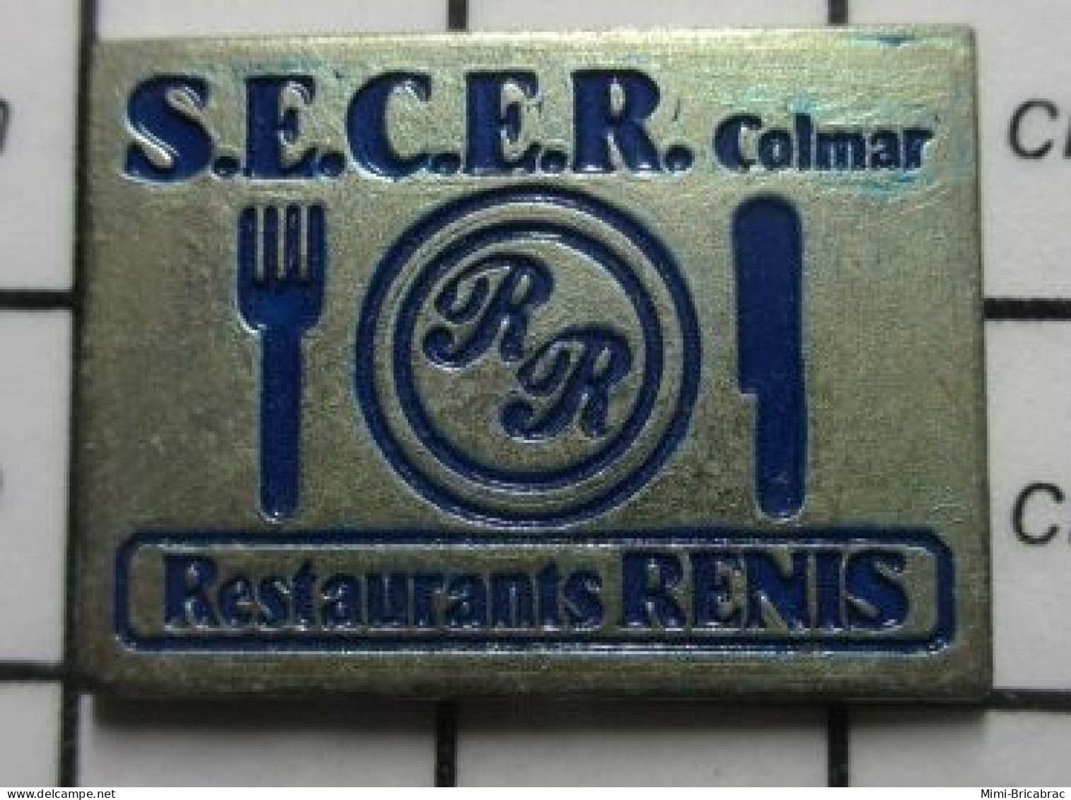 713A Pin's Pins / Beau Et Rare / ALIMENTATION / SECER COLMAR RESTAURANTS RENIS COUTEAU FOURCHETTE ASSIETTE - Levensmiddelen