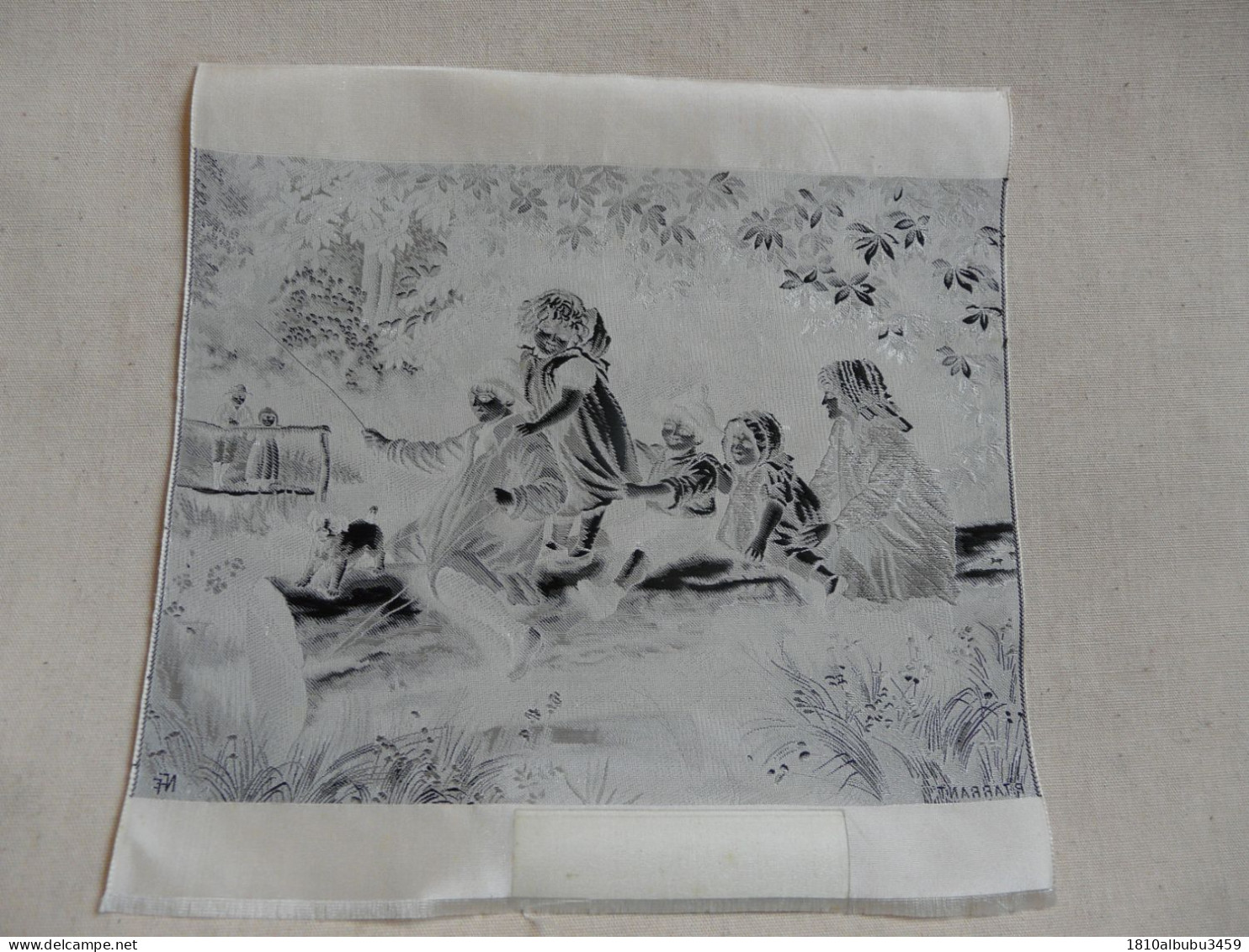 ANCIEN RUBAN TISSE ( 19,5 X 19,5 Cm) - SPECIALITE DE ST ETIENNE : Scène Animée - Enfants Chevauchant Un Tronc - Rugs, Carpets & Tapestry