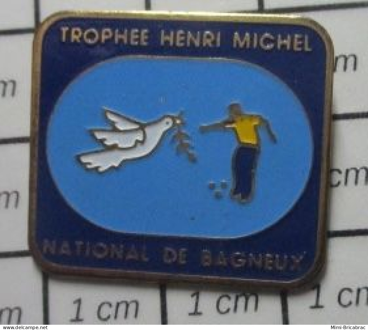 2120 Pin's Pins / Beau Et Rare / SPORTS / PETANQUE NATIONAL DE BAGNEUX TROPHEE HENRI MICHEL - Bowls - Pétanque