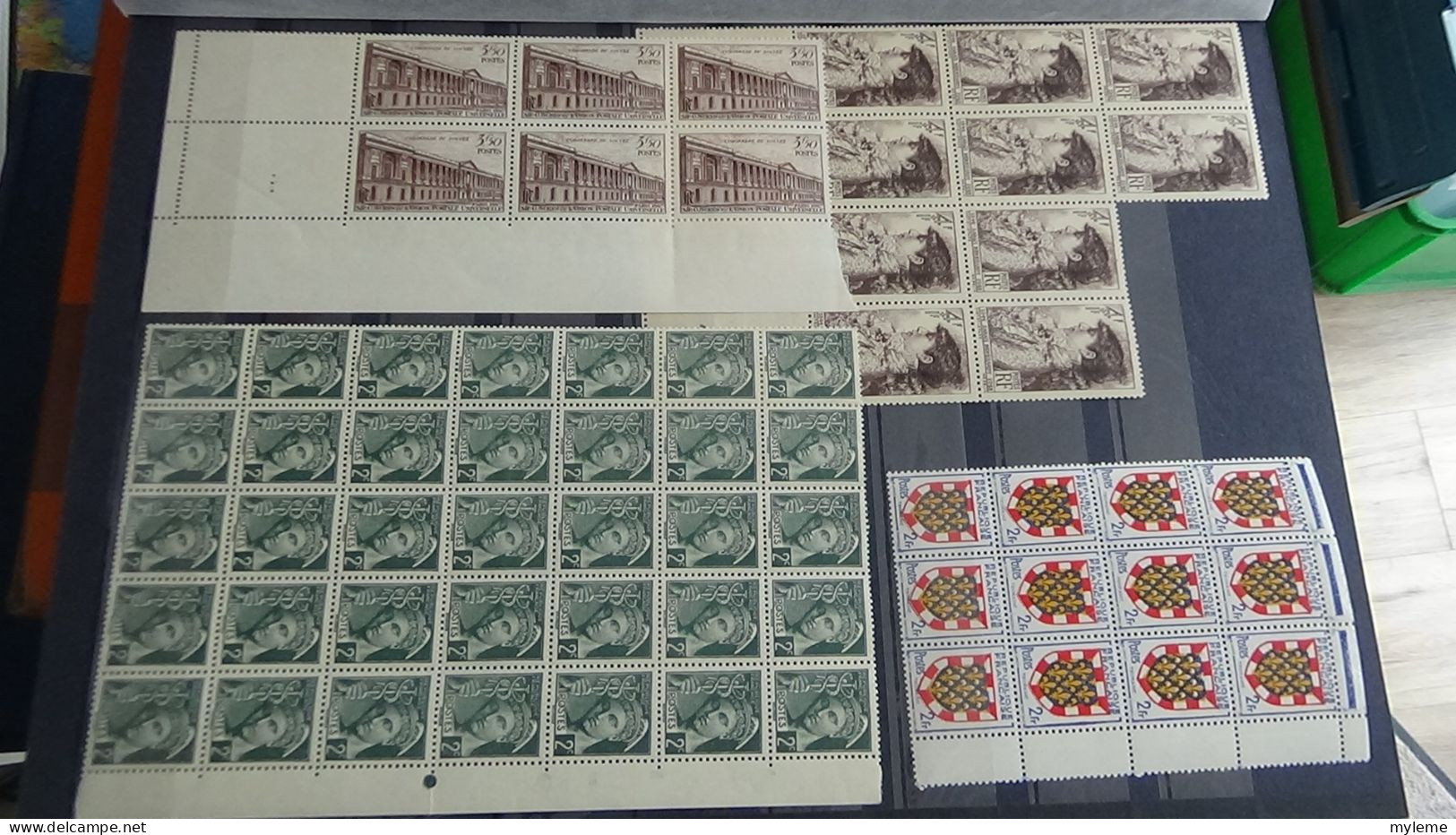 BA69 Ensemble de feuilles ou fragments de feuilles ** de France + coins datés. A saisir !!