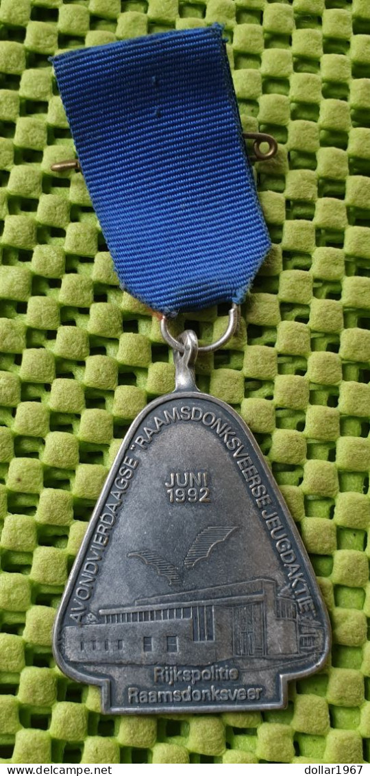 Medaile :  Avondvierdaagse Rijkspolitie Raamsdonksveer 1992 . -  Original Foto  !!  Medallion  Dutch - Autres & Non Classés