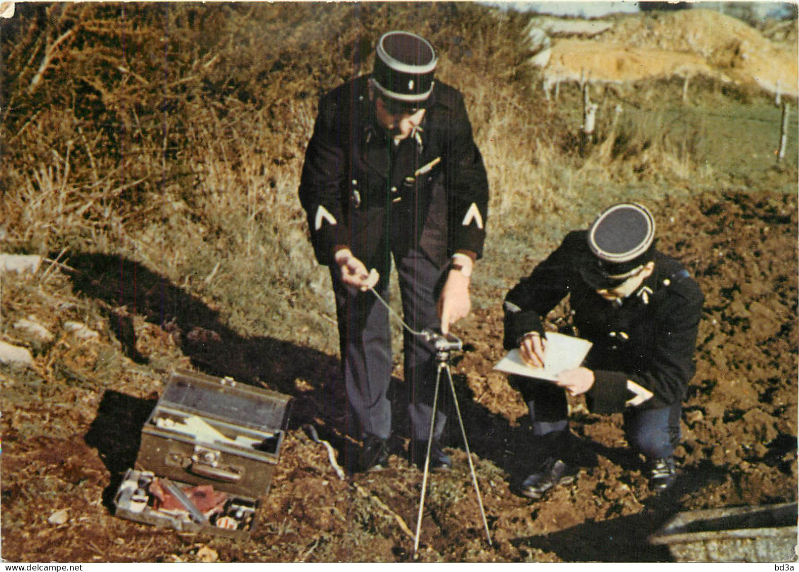  GENDARMES D'UNE BRIGADE DE RECHERCHES - Police - Gendarmerie