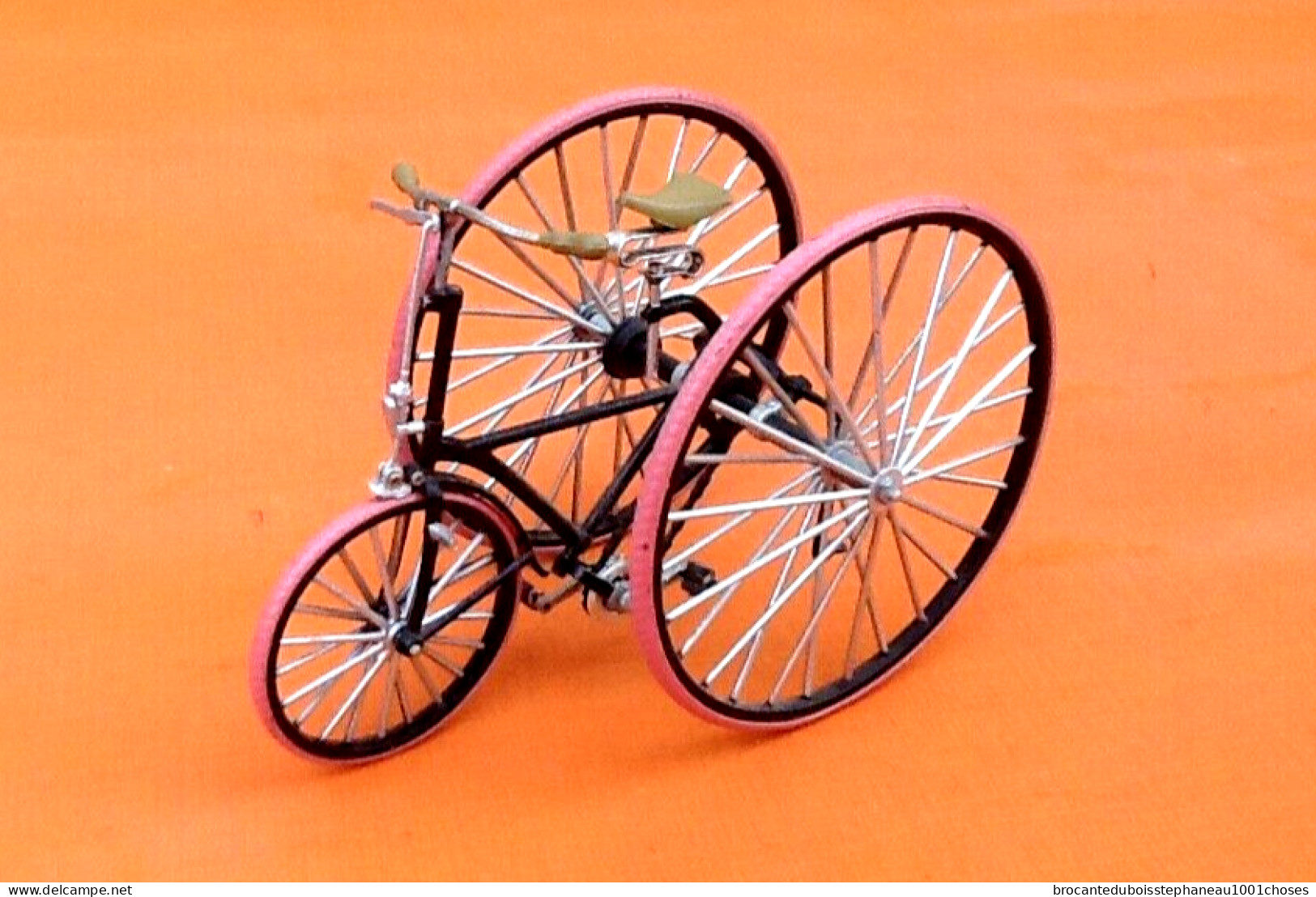 Rudge Central Gear Tricycle   1886  (avec Son Support)  Echelle : 1/15ème - Other & Unclassified