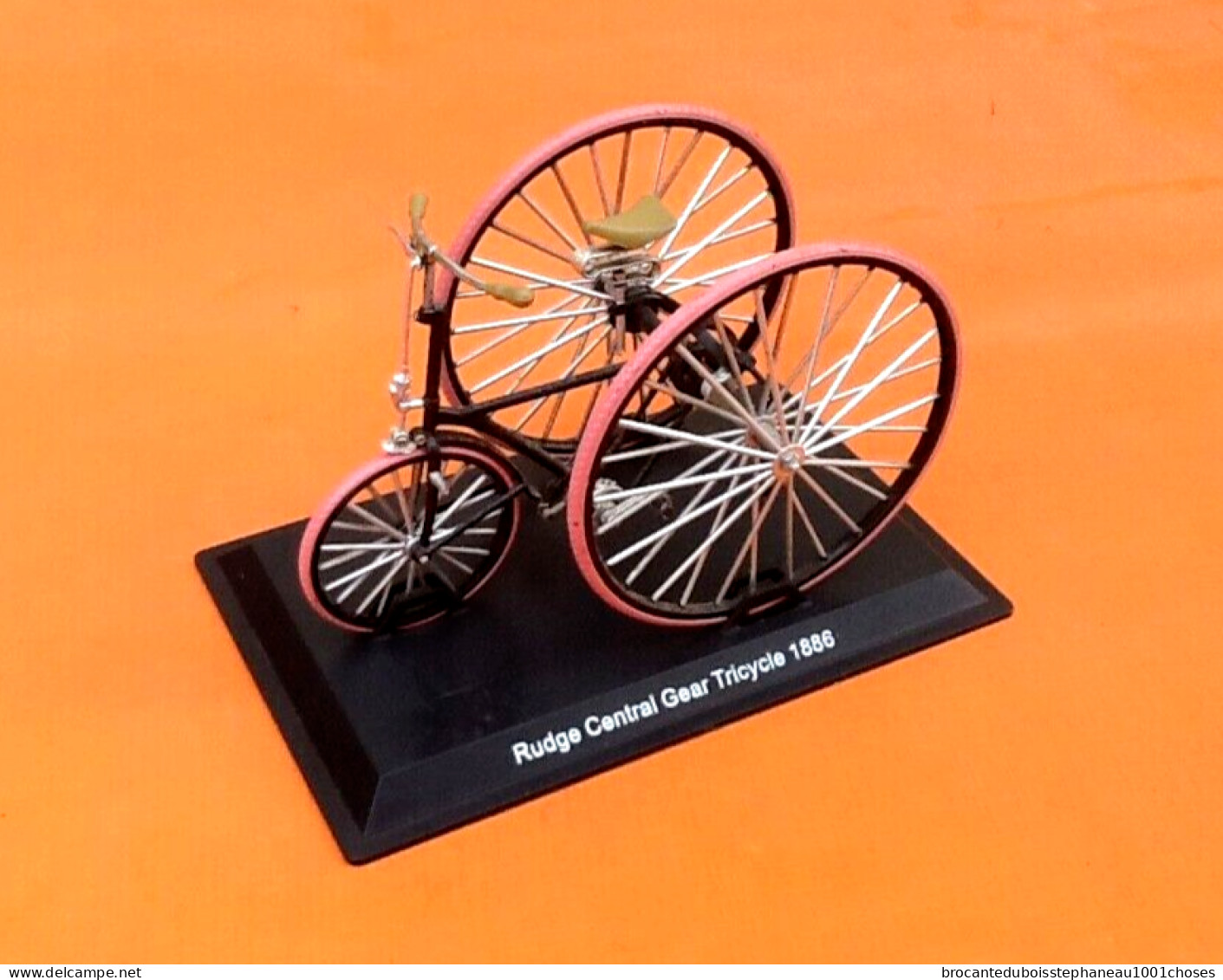 Rudge Central Gear Tricycle   1886  (avec Son Support)  Echelle : 1/15ème - Other & Unclassified