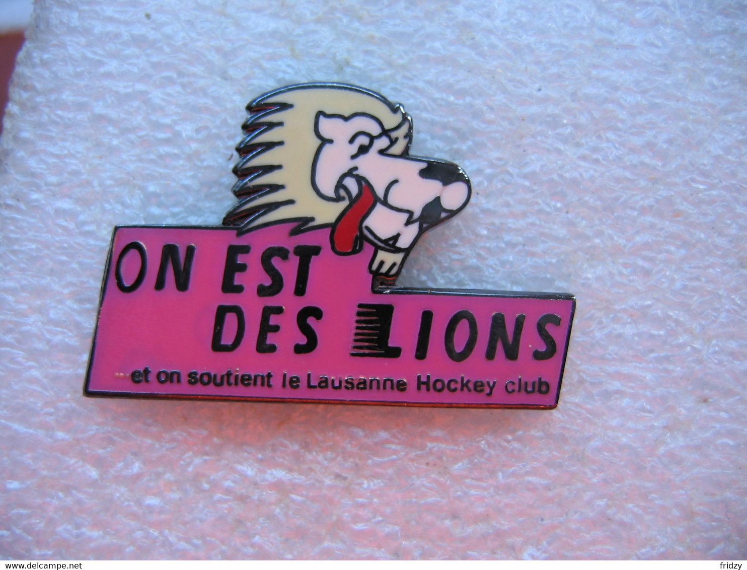 Pin's Du Lausanne Hockey Club. "On Est Des Lions Et On Soutient Le Club" - Skating (Figure)