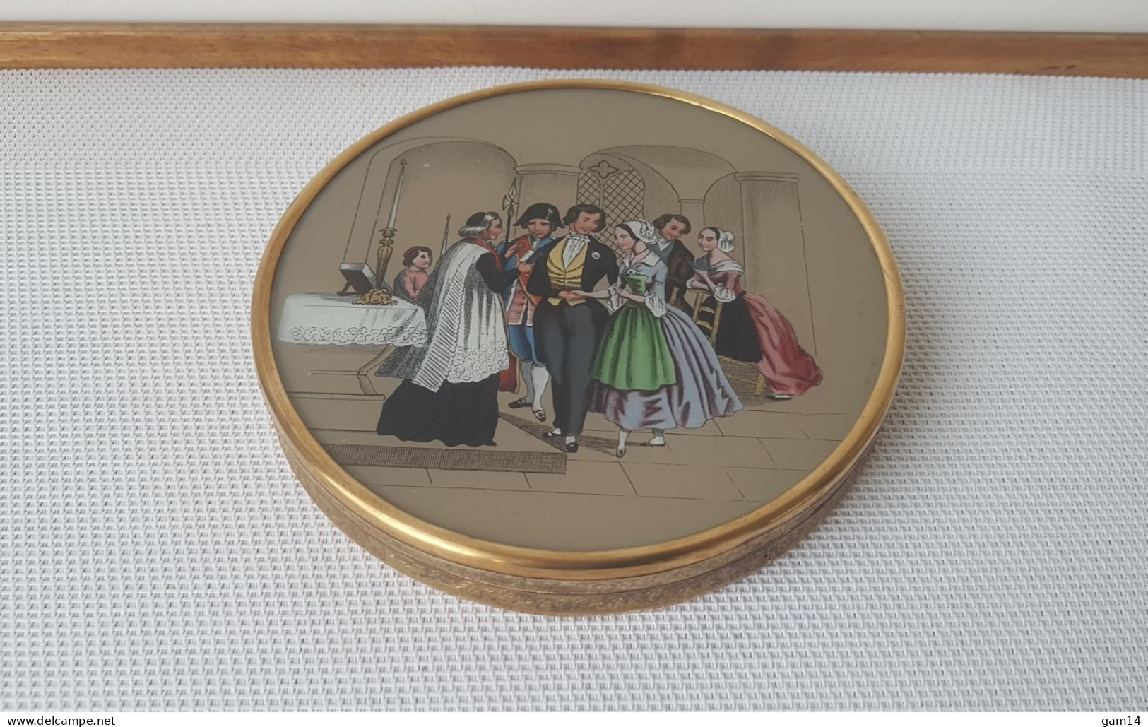 Boîte à Dragées Ancienne En Carton. Cercle En Laiton. Scène De Mariage Religieux - Boîtes/Coffrets