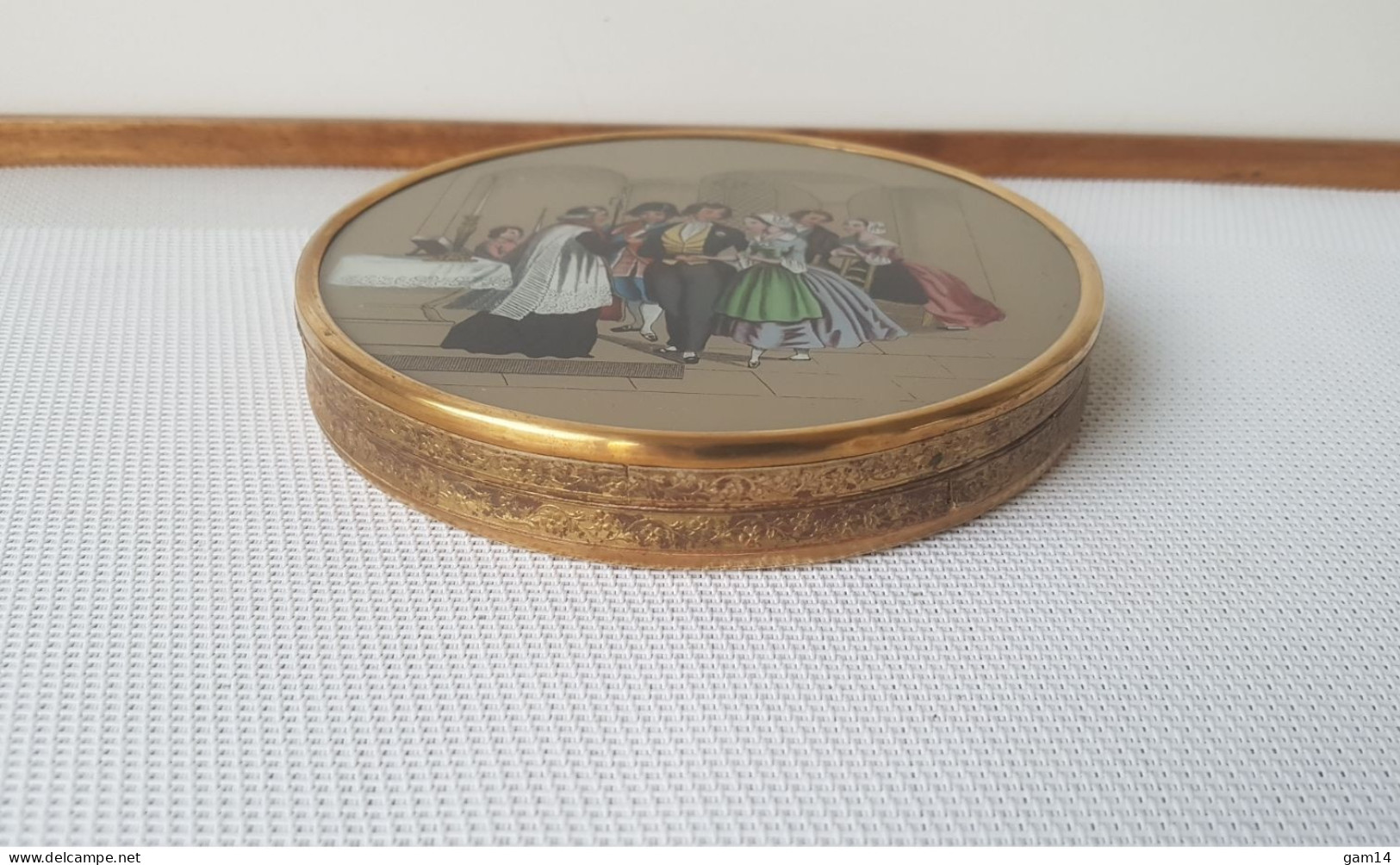 Boîte à Dragées Ancienne En Carton. Cercle En Laiton. Scène De Mariage Religieux - Boîtes/Coffrets