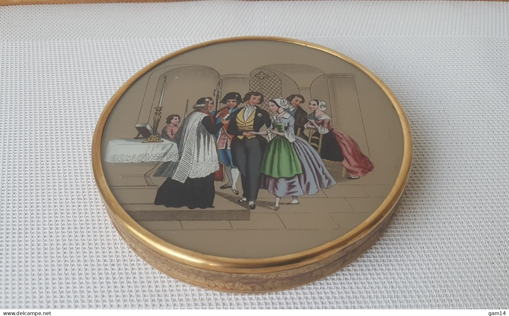 Boîte à dragées ancienne en carton. Cercle en laiton. Scène de mariage religieux