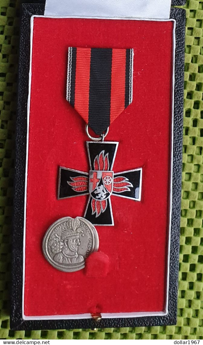 Medaile : . Rheinland- Pfalz , Ehrenzeichen , Brandschutz. -  Original Foto  !!  Medallion  Dutch - Feuerwehr