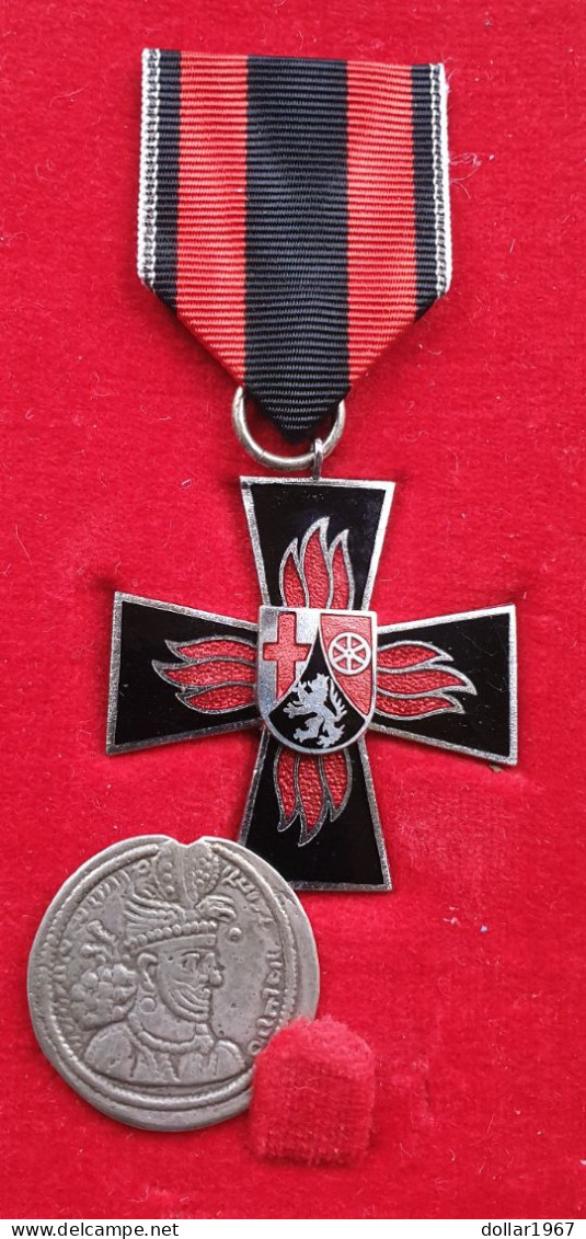 Medaile : . Rheinland- Pfalz , Ehrenzeichen , Brandschutz. -  Original Foto  !!  Medallion  Dutch - Feuerwehr