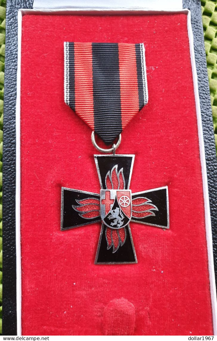 Medaile : . Rheinland- Pfalz , Ehrenzeichen , Brandschutz. -  Original Foto  !!  Medallion  Dutch - Firemen