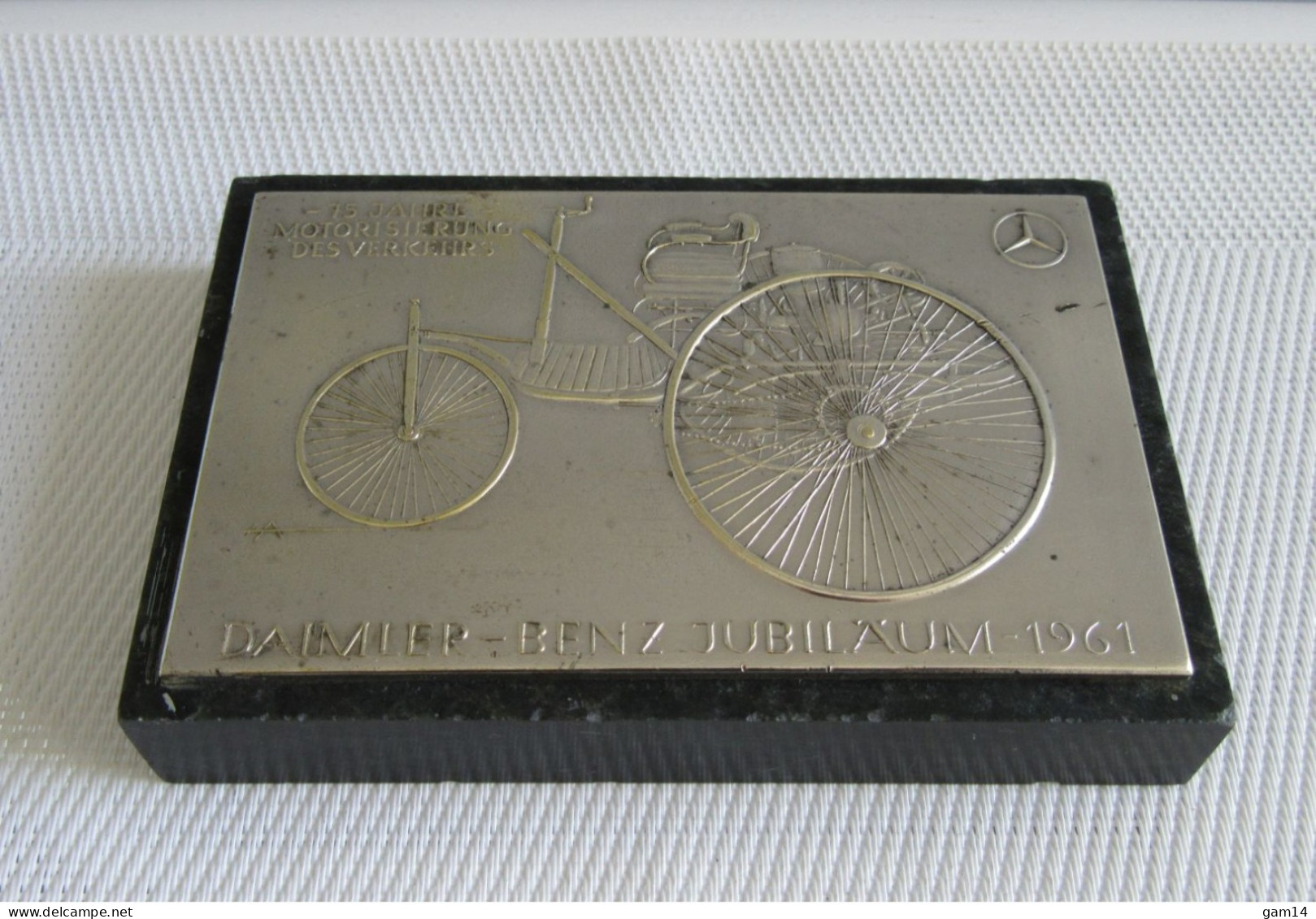 Plaque En Métal Argenté Sur Marbre. MERCEDES. Jubilé Daimler-Benz 1961 - Altri & Non Classificati