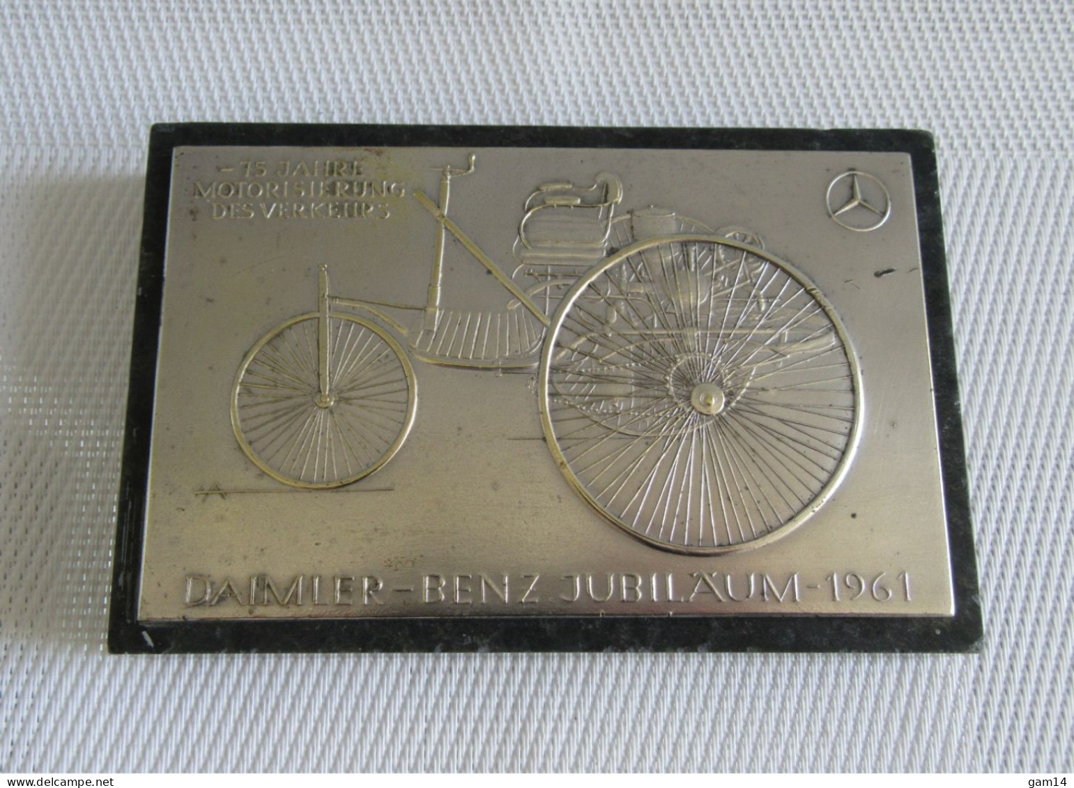 Plaque En Métal Argenté Sur Marbre. MERCEDES. Jubilé Daimler-Benz 1961 - Altri & Non Classificati