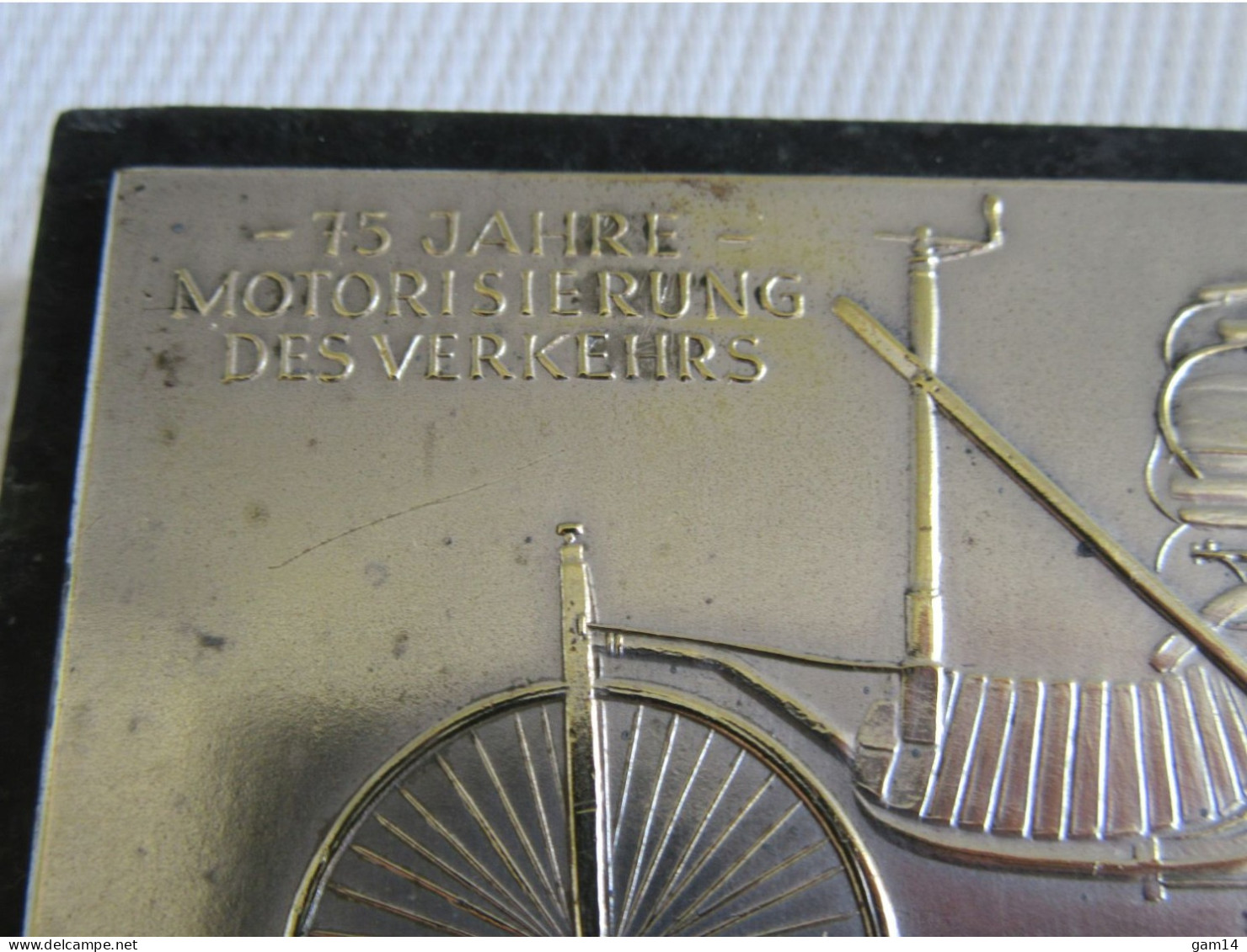 Plaque en métal argenté sur marbre. MERCEDES. Jubilé Daimler-Benz 1961