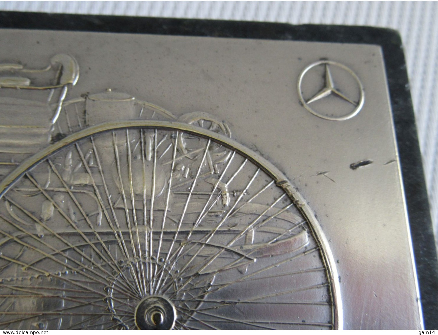 Plaque en métal argenté sur marbre. MERCEDES. Jubilé Daimler-Benz 1961