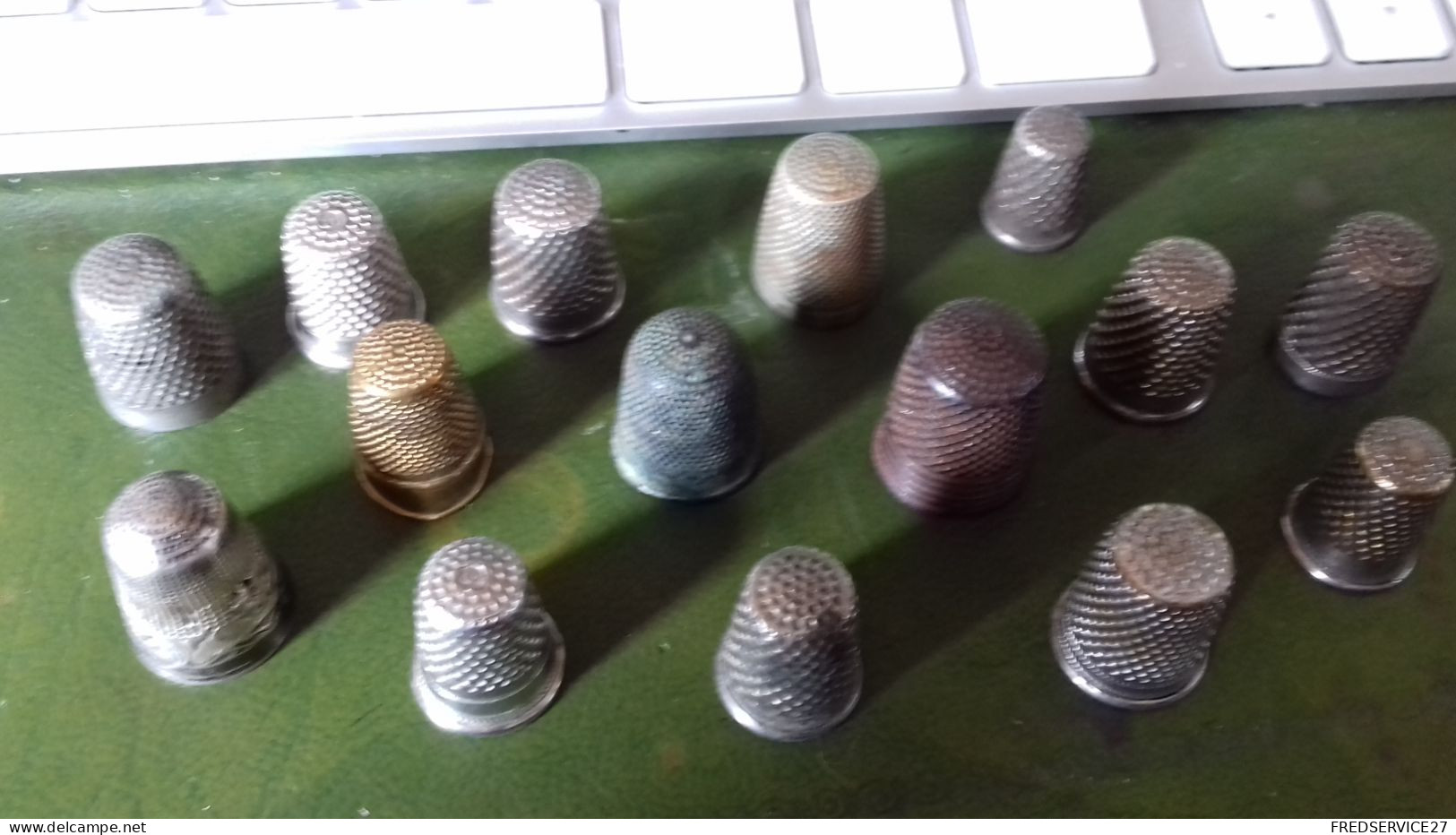 B16 / LOT DE DES A COUDRE DONT 1 EN ARGENT / 15 DES A COUDRE - Thimbles