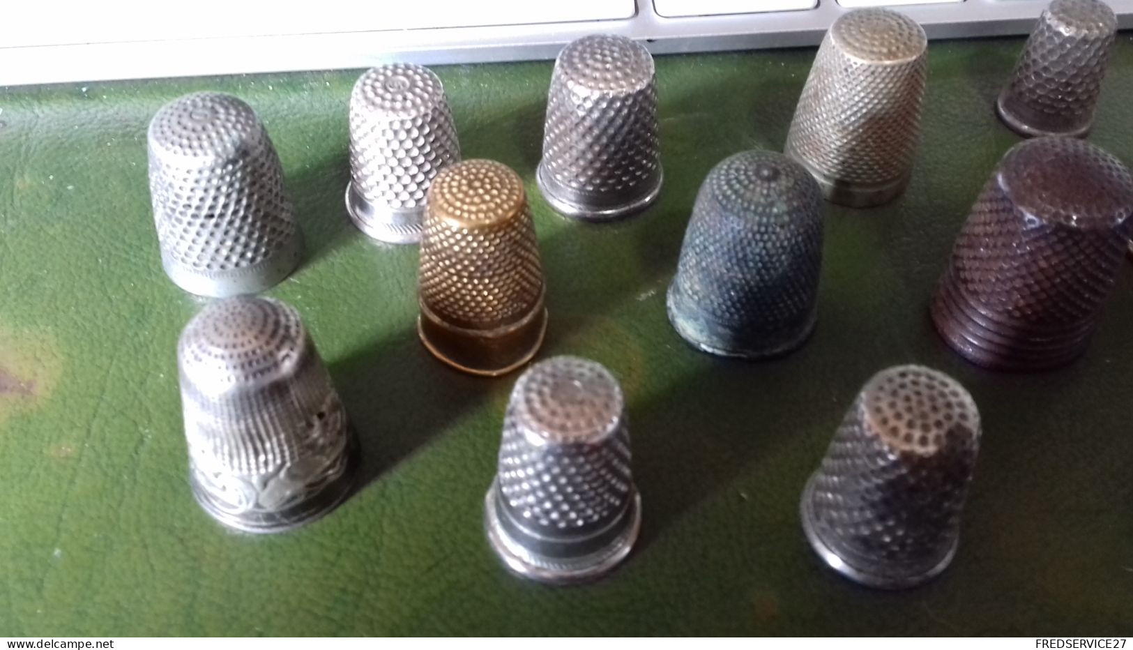 B16 / LOT DE DES A COUDRE DONT 1 EN ARGENT / 15 DES A COUDRE - Thimbles