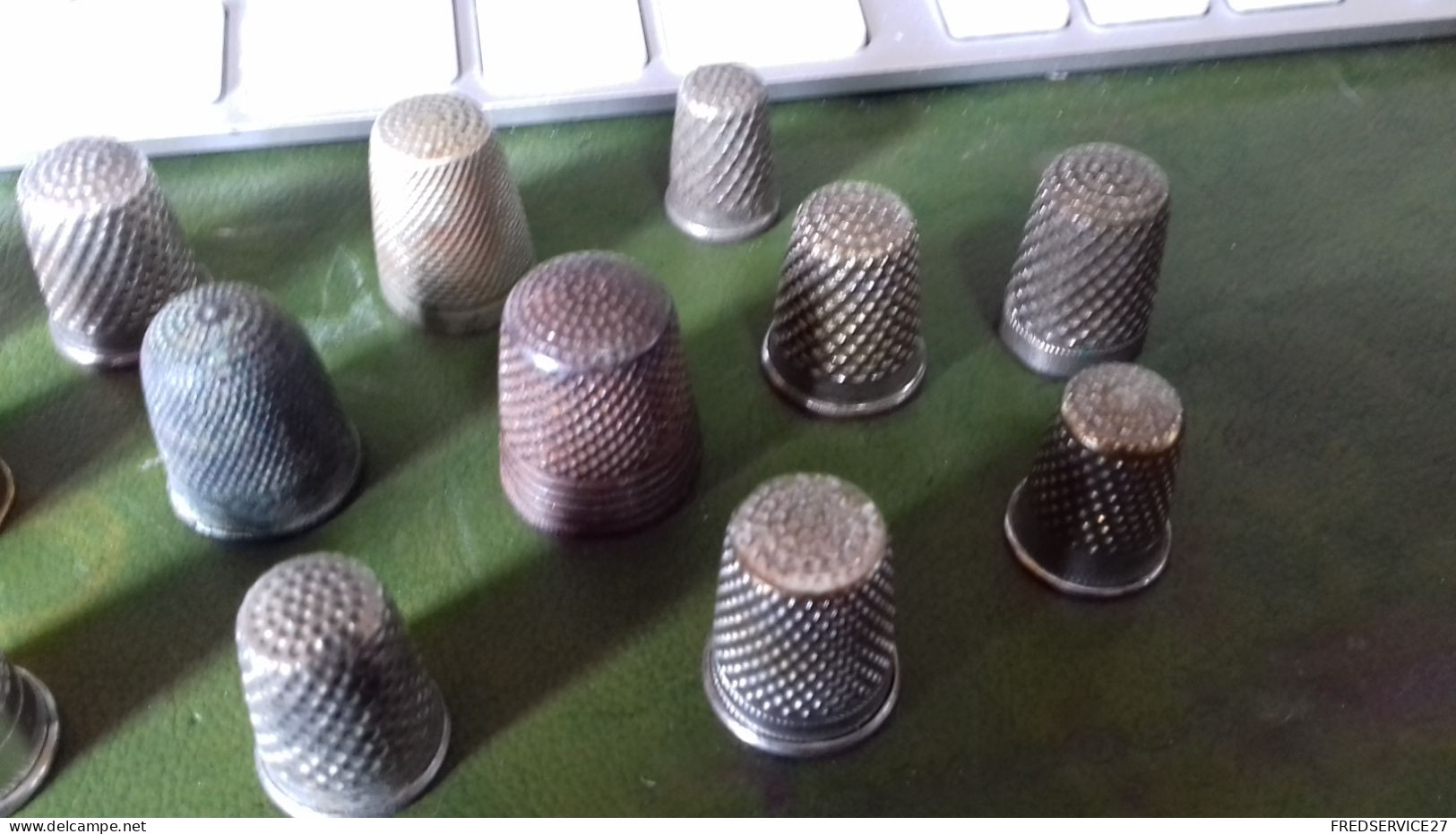 B16 / LOT DE DES A COUDRE DONT 1 EN ARGENT / 15 DES A COUDRE - Thimbles