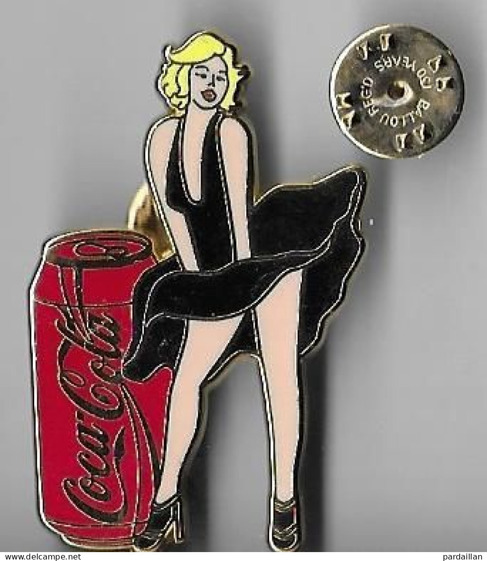 GROS PIN'S MARILYN MONROE COCA-COLA. 4,7 CM X 2,9 CM.  VARIANTE ROBE NOIRE. - Cinéma