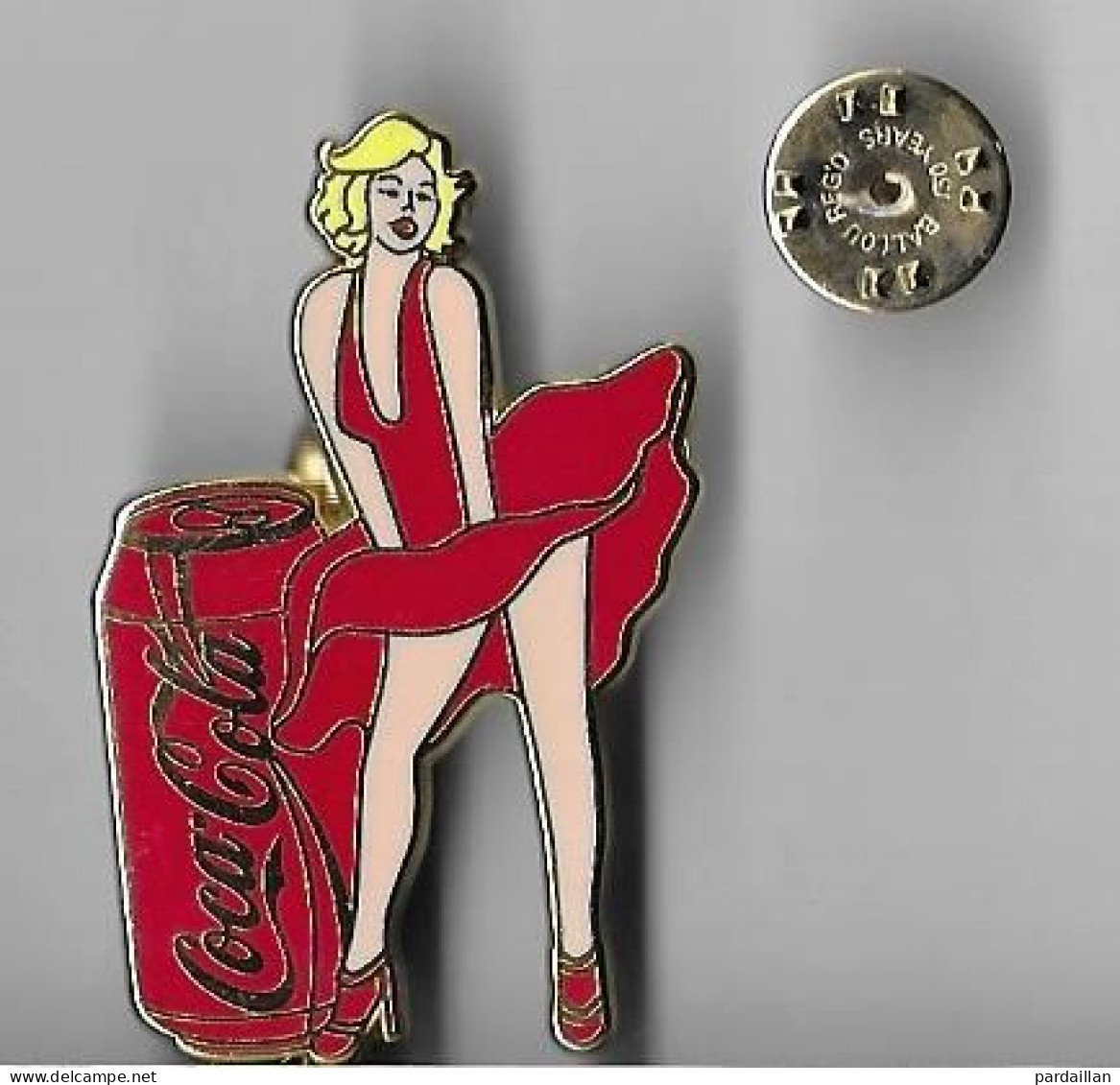 GROS PIN'S MARILYN MONROE COCA-COLA. 4,7 CM X 2,9 CM.  VARIANTE ROBE VERTE - Cinema